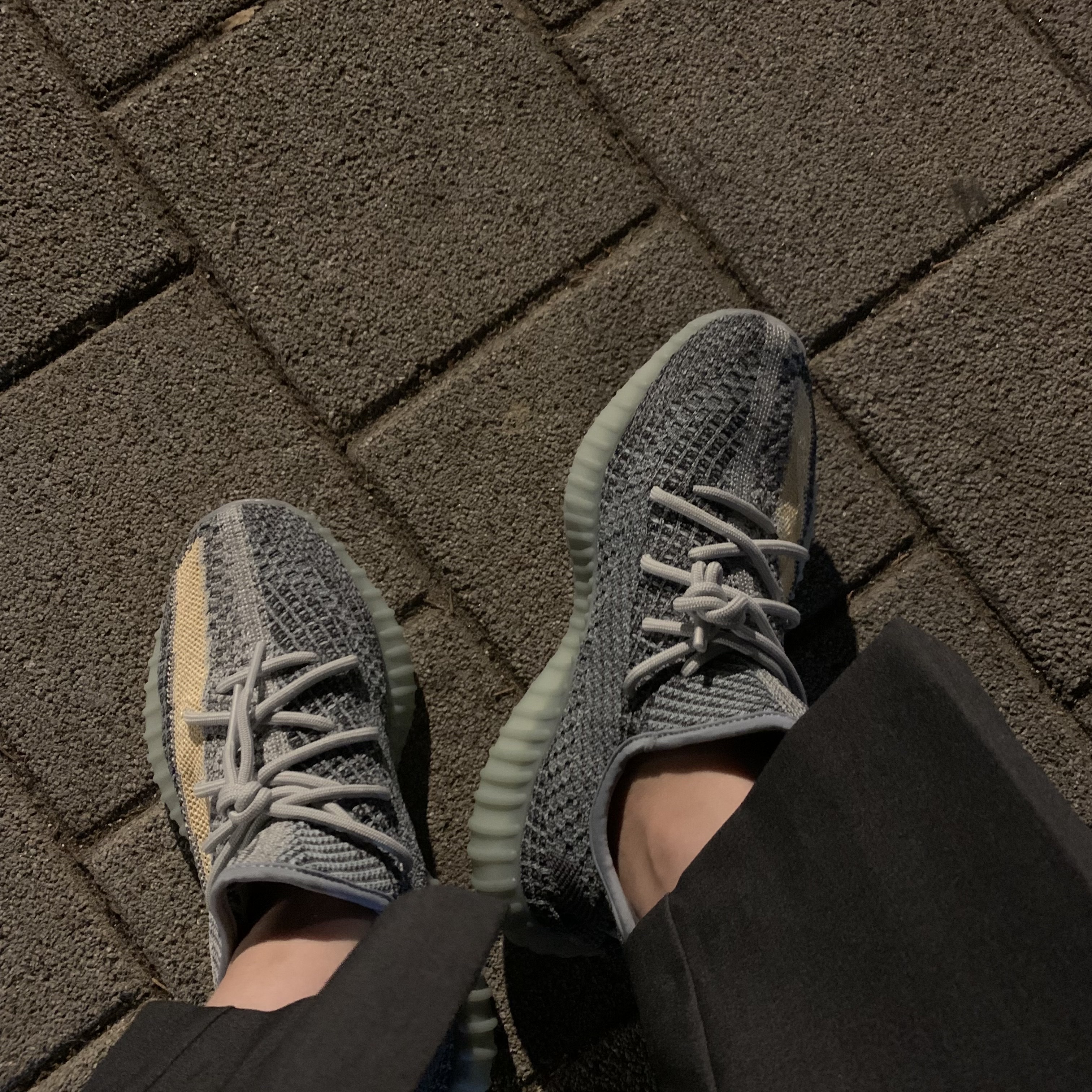 Adidas Yeezy Boost 350 V2 Ash Blue 착용 스타일