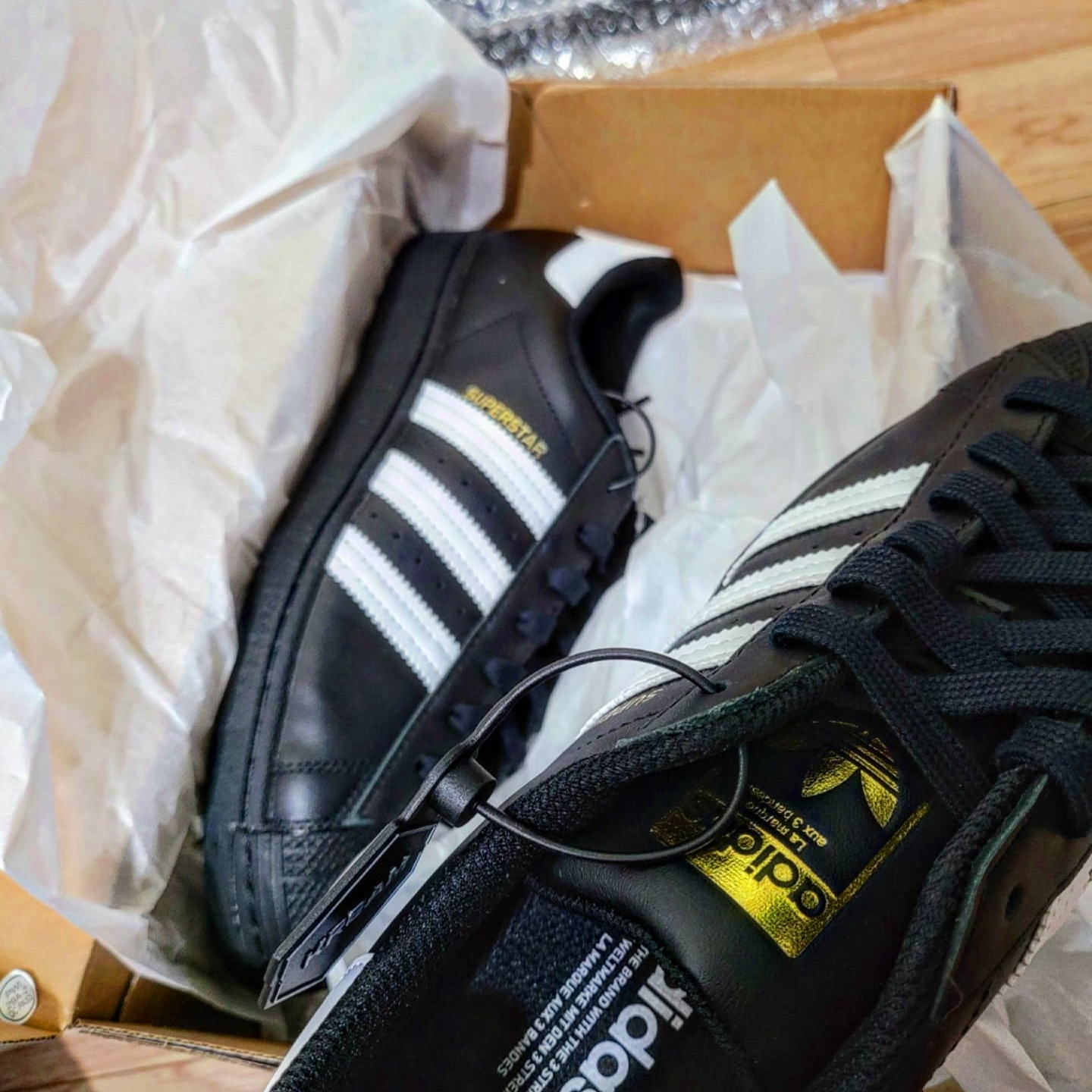 Adidas Superstar Core Black White 착용 스타일 - 2