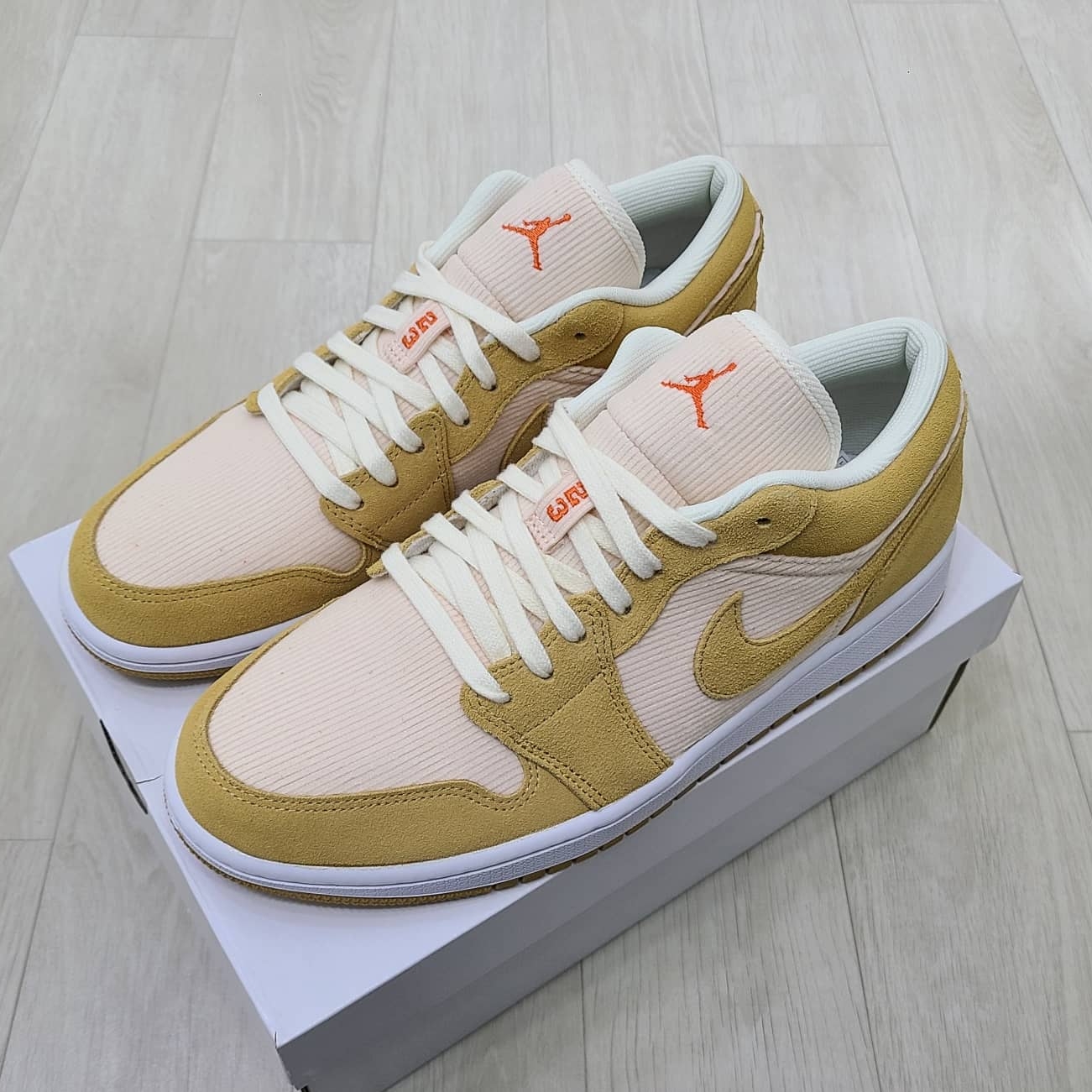 (W) Jordan 1 Low SE Corduroy Tan 착용 스타일 - 2