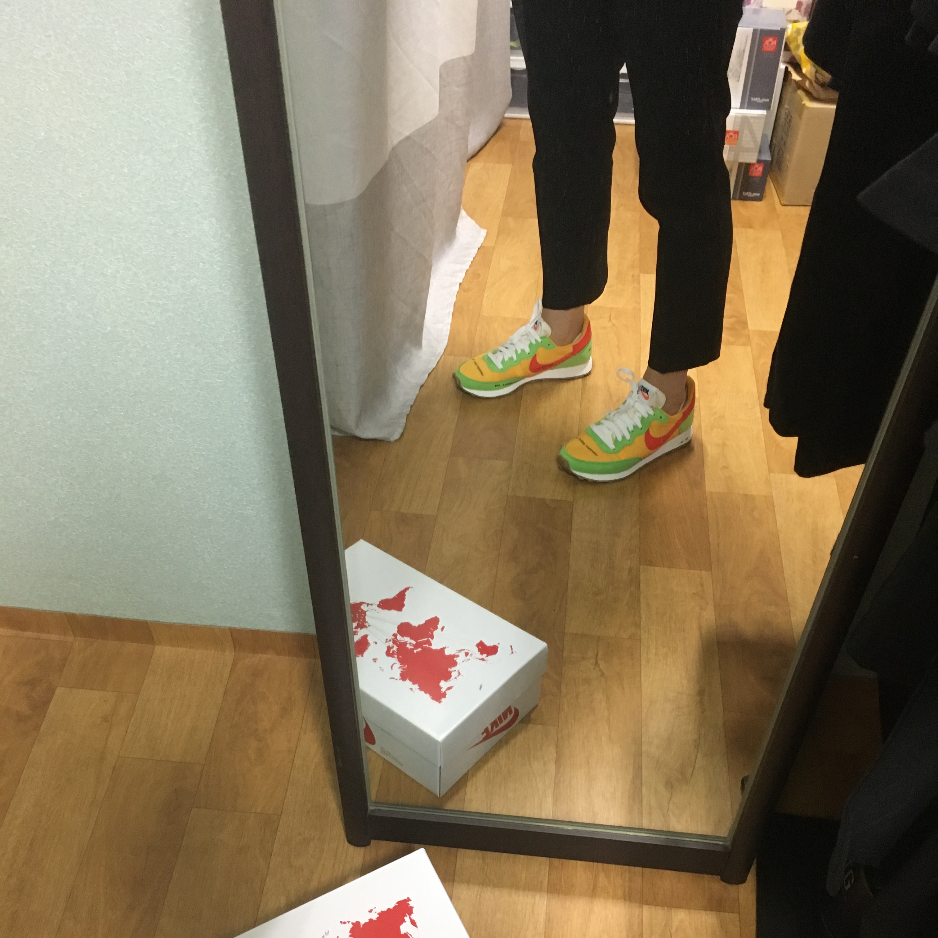 Nike Challenger OG University Gold Habanero Red 착용 스타일