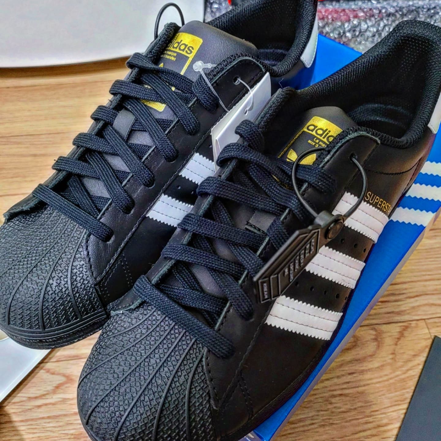 Adidas Superstar Core Black White 착용 스타일 - 3