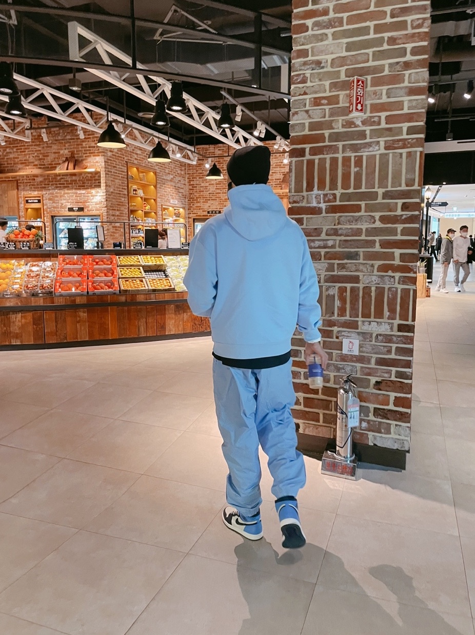 Jordan 1 Retro High Obsidian UNC, Nike NRG Solo Swoosh Fleece Pants Psychic Blue - US/EU 착용 스타일 - 1
