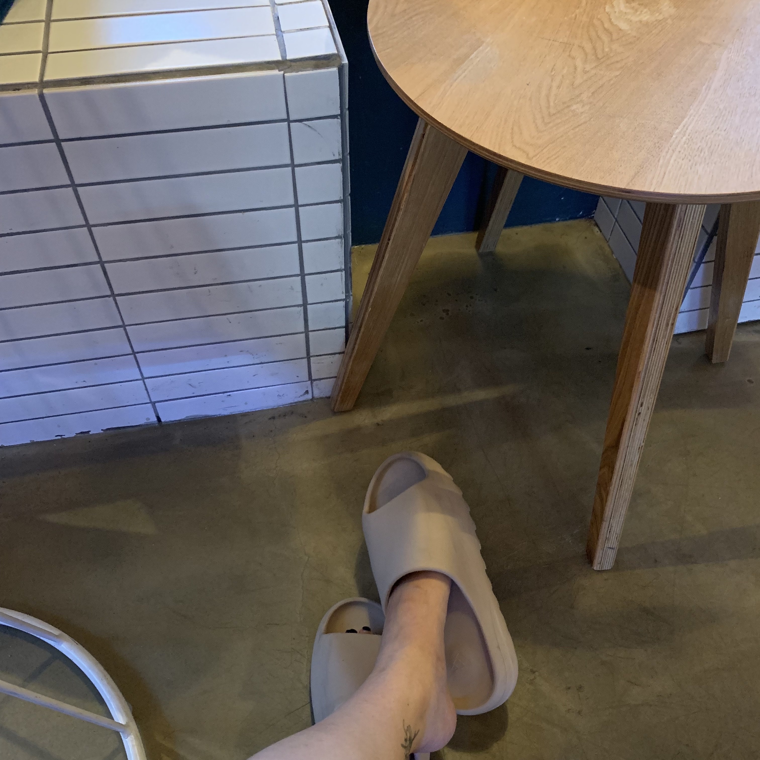 Adidas Yeezy Slide Pure 착용 스타일