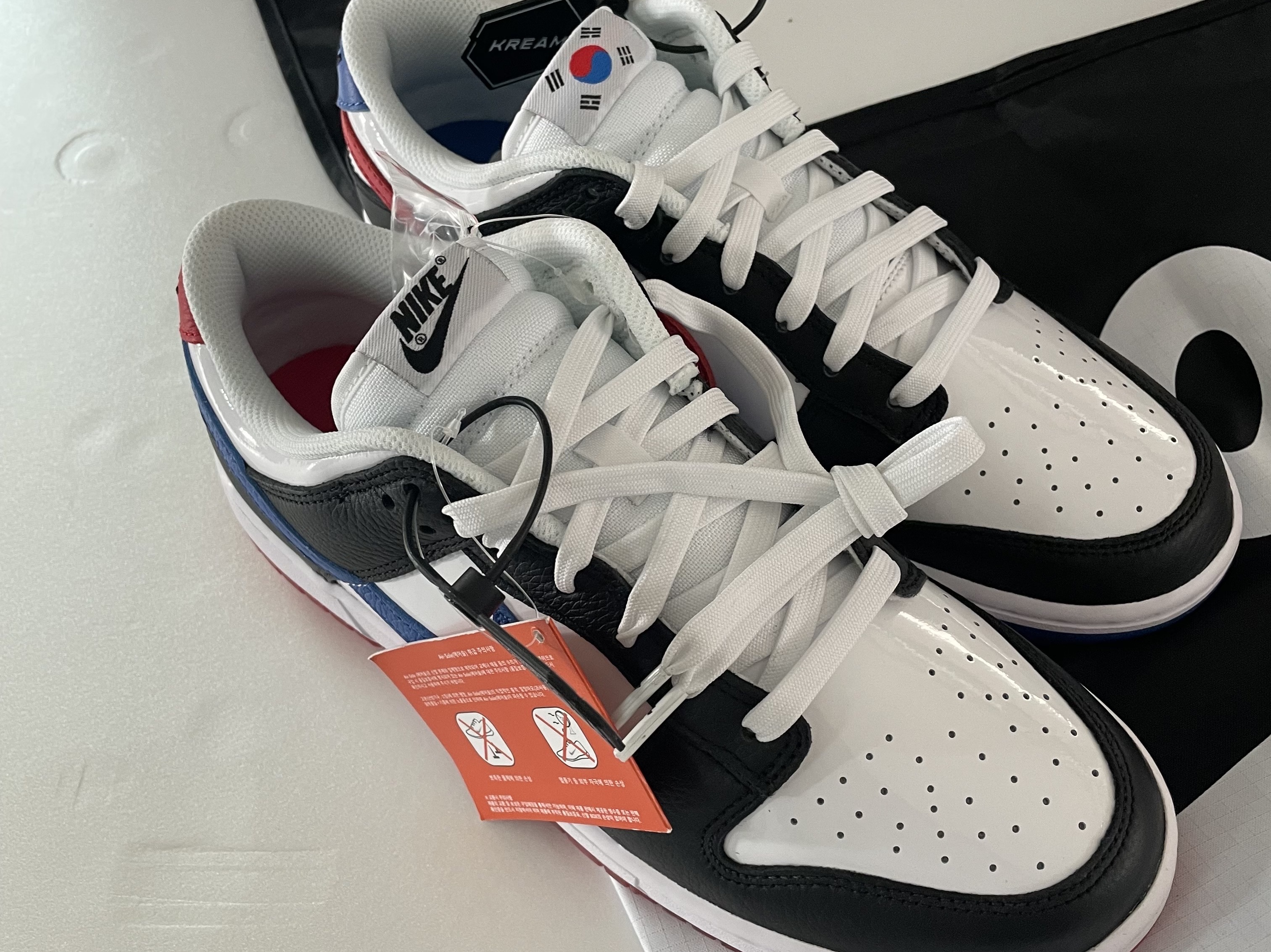 Nike Dunk Low SE Seoul (With Special Gift) 착용 스타일 - 2
