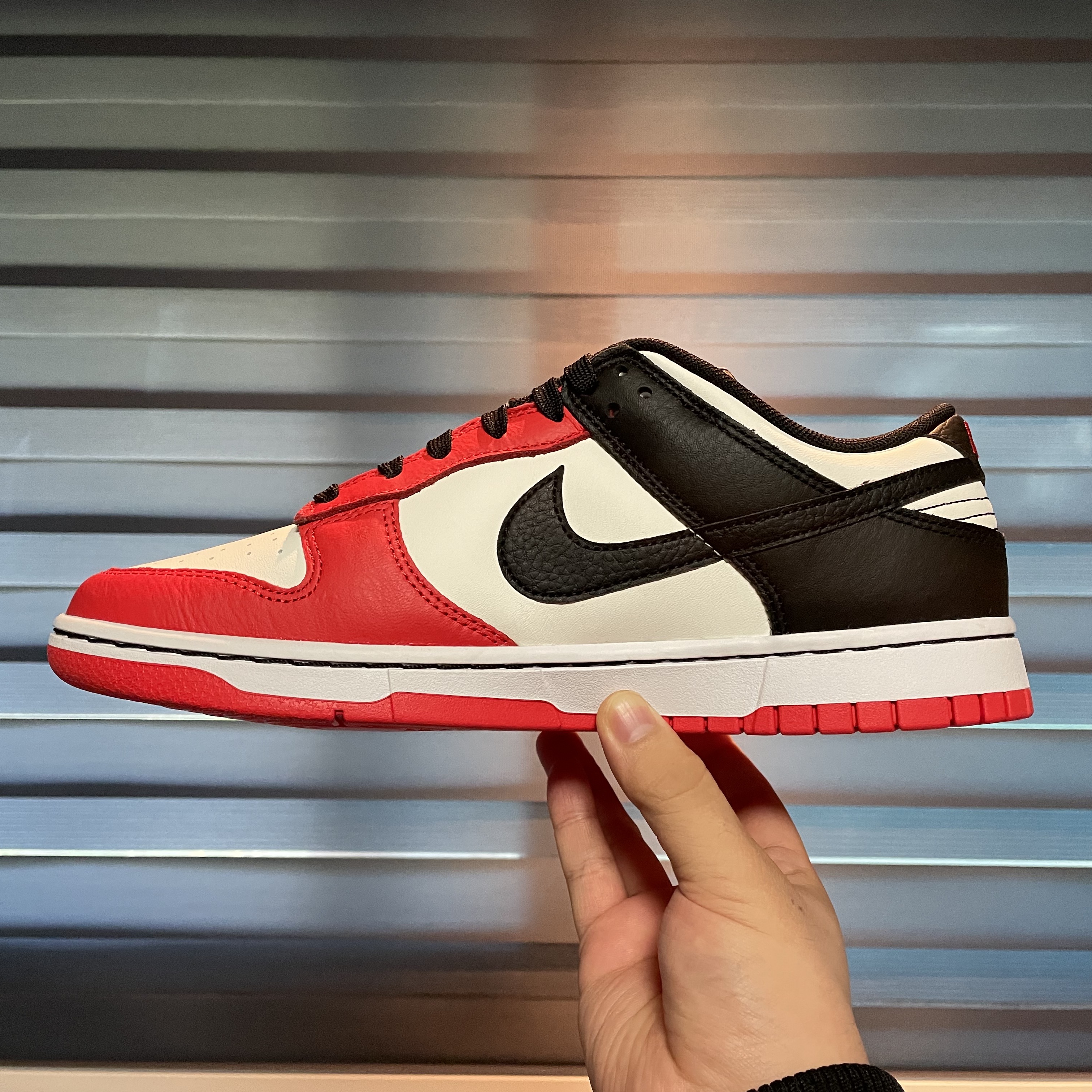 Nike x NBA Dunk Low Retro EMB Black and Chile Red 착용 스타일 - 4