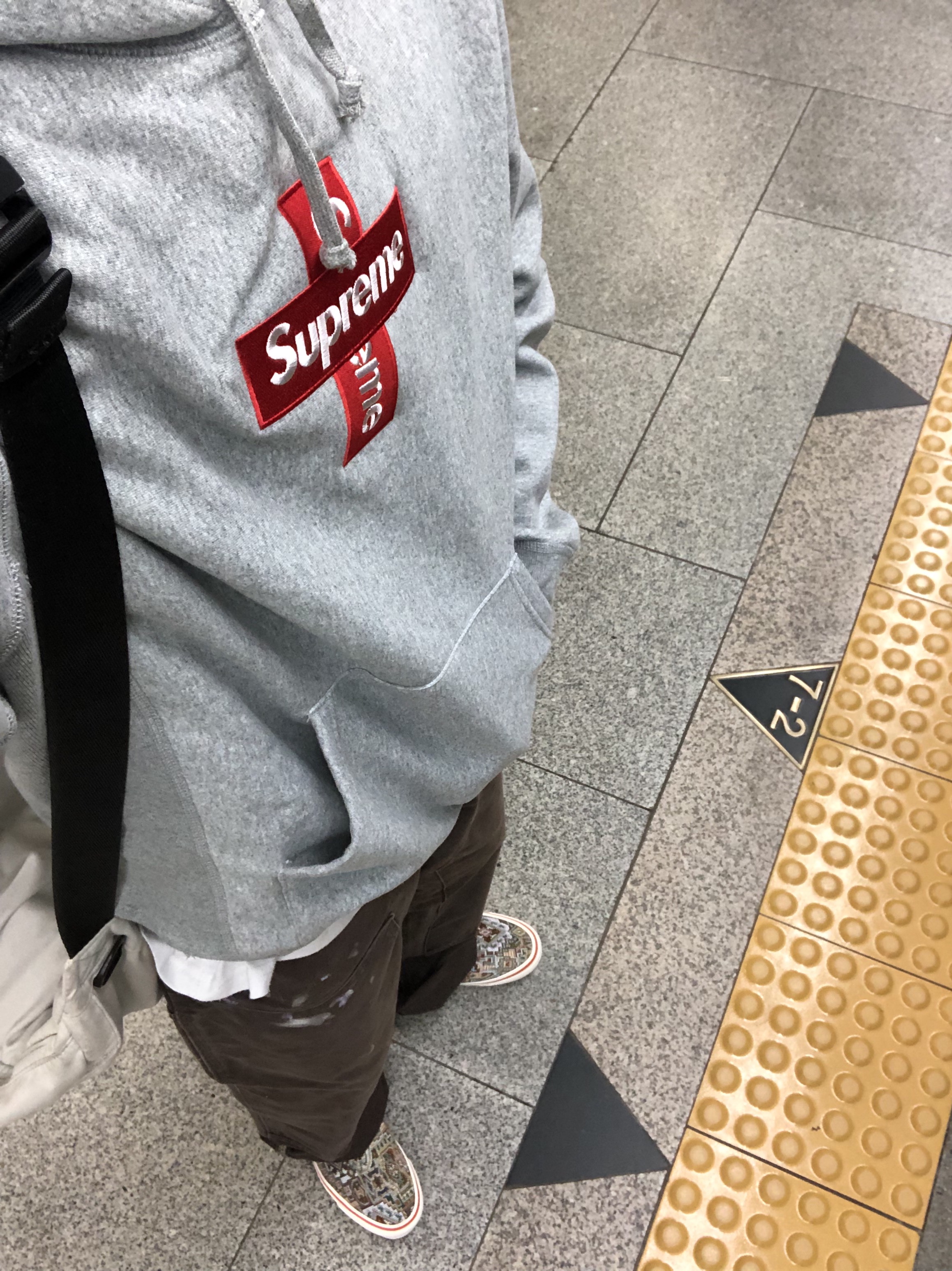 Supreme Cross Box Logo Hooded Sweatshirt Heather Grey - 20FW, Vans Vault x Nigel Cabourn OG Classic Slip-On LX Carpet Green Mix 착용 스타일