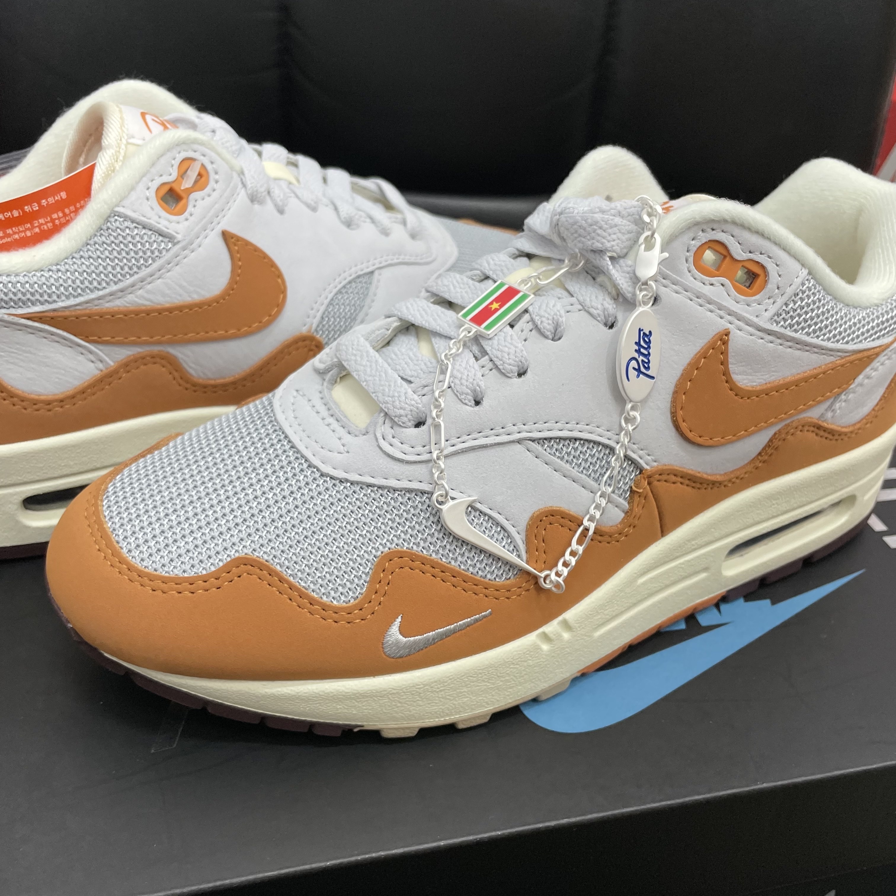 Nike x Patta Air Max 1 Monarch 착용 스타일