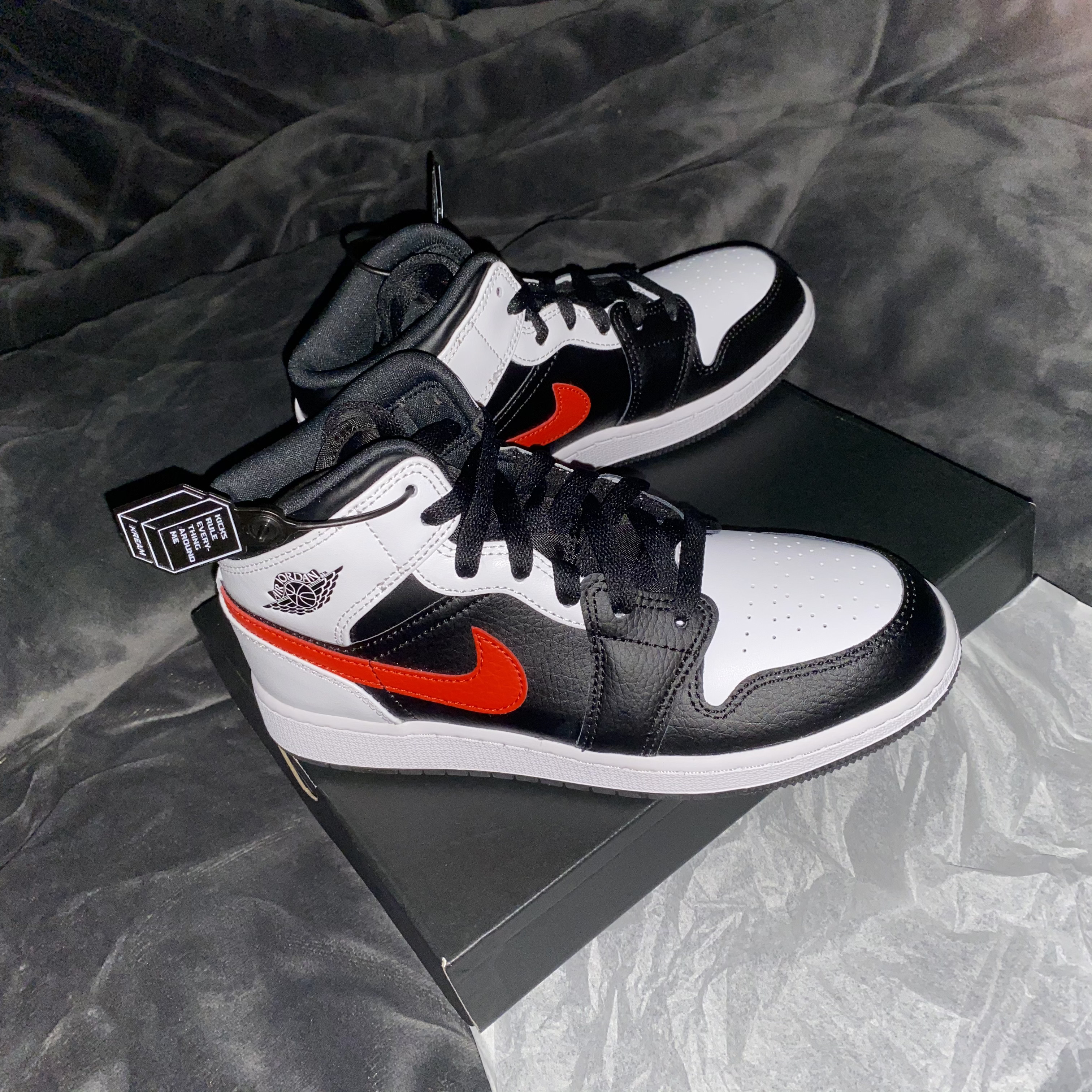 (GS) Jordan 1 Mid Black Chile Red, Jordan 1 Mid Black Chile Red 착용 스타일