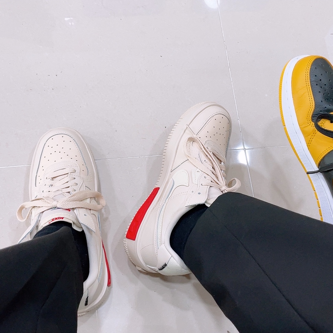 (W) Nike Air Force 1 Fontanka Pearl White, Jordan 1 Retro High OG Pollen 착용 스타일