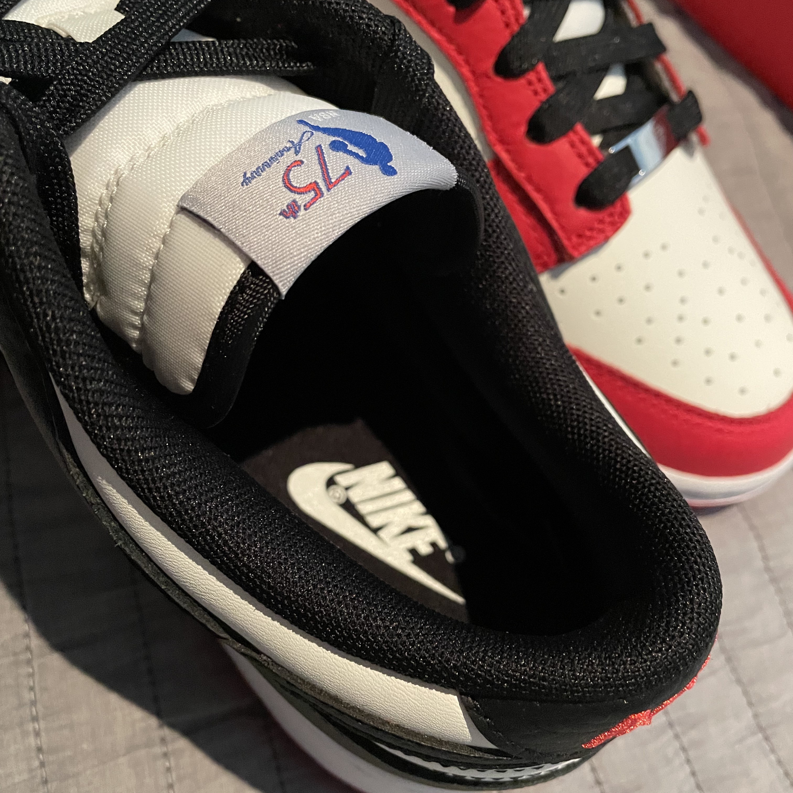 Nike x NBA Dunk Low Retro EMB Black and Chile Red 착용 스타일 - 4