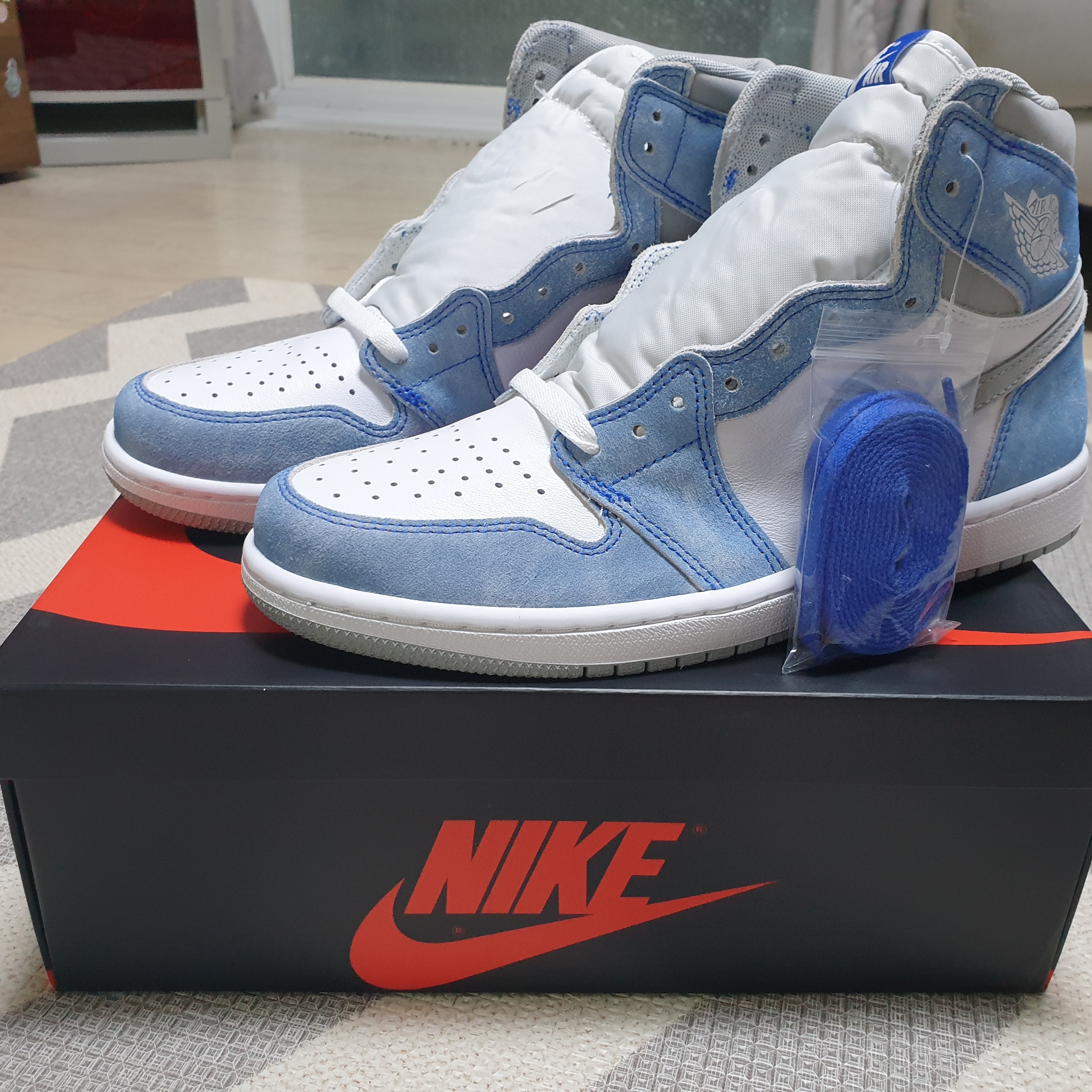 Jordan 1 Retro High OG Hyper Royal 착용 스타일