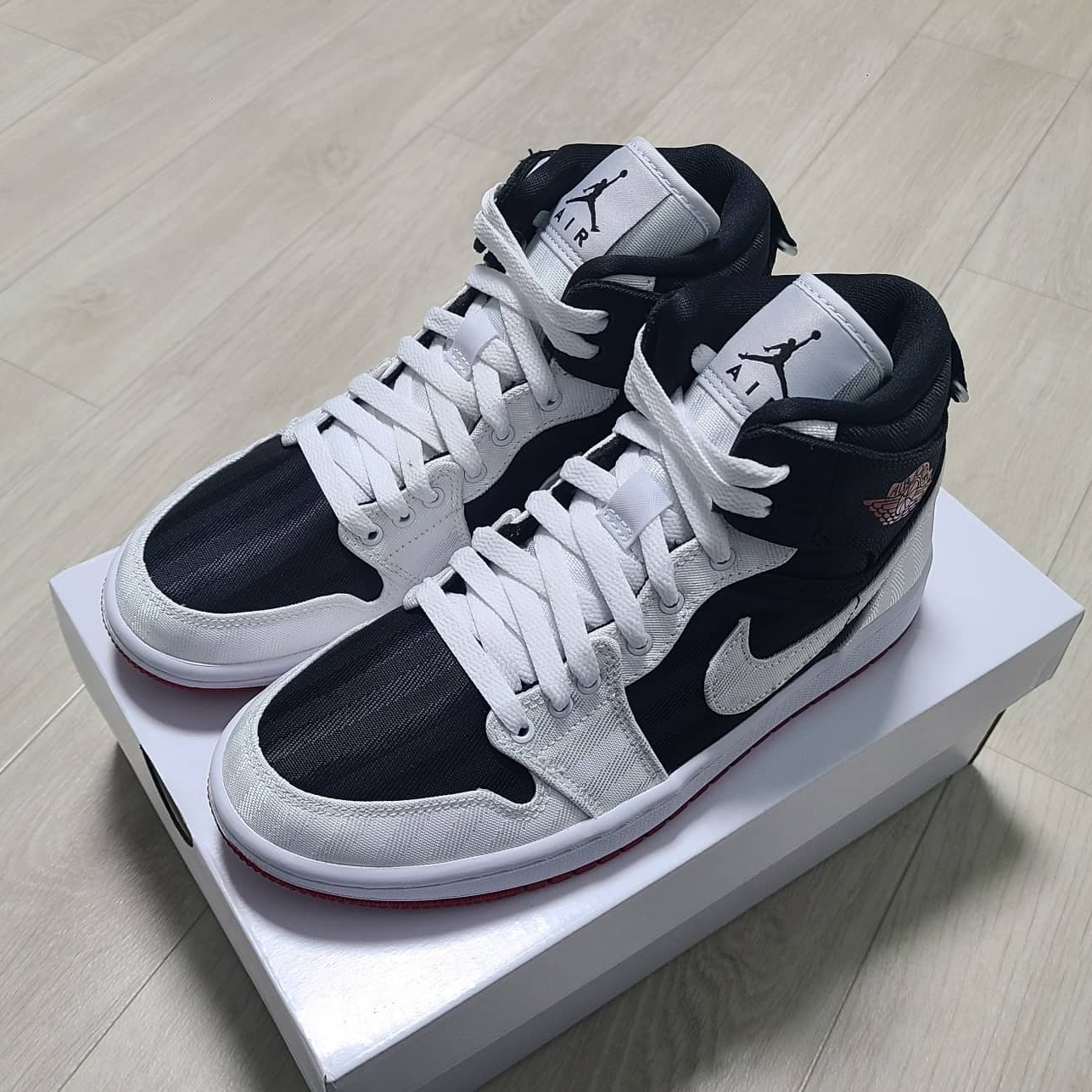 (W) Jordan 1 Mid SE Utility Panda 착용 스타일 - 2