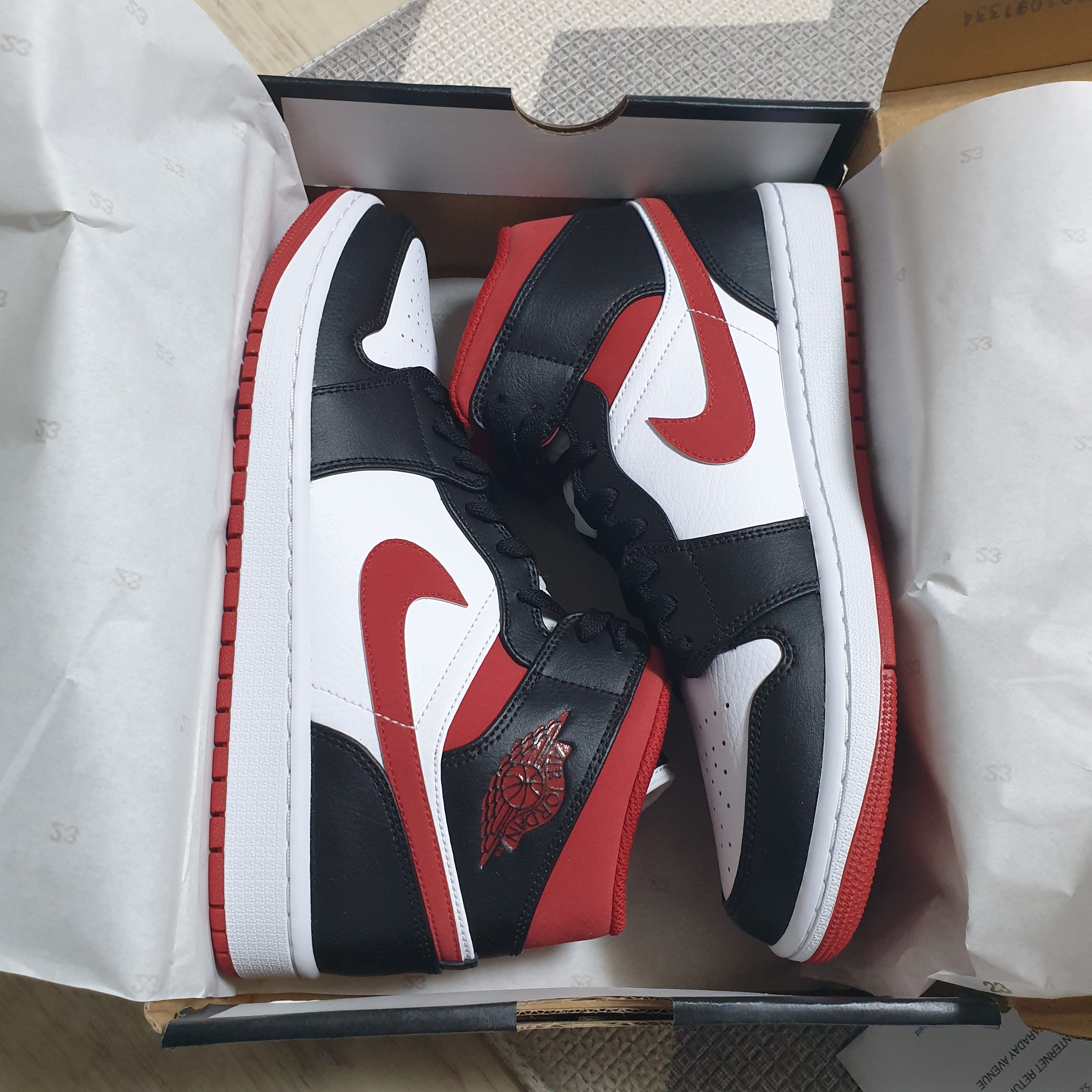 Jordan 1 Mid Gym Red Black White 착용 스타일