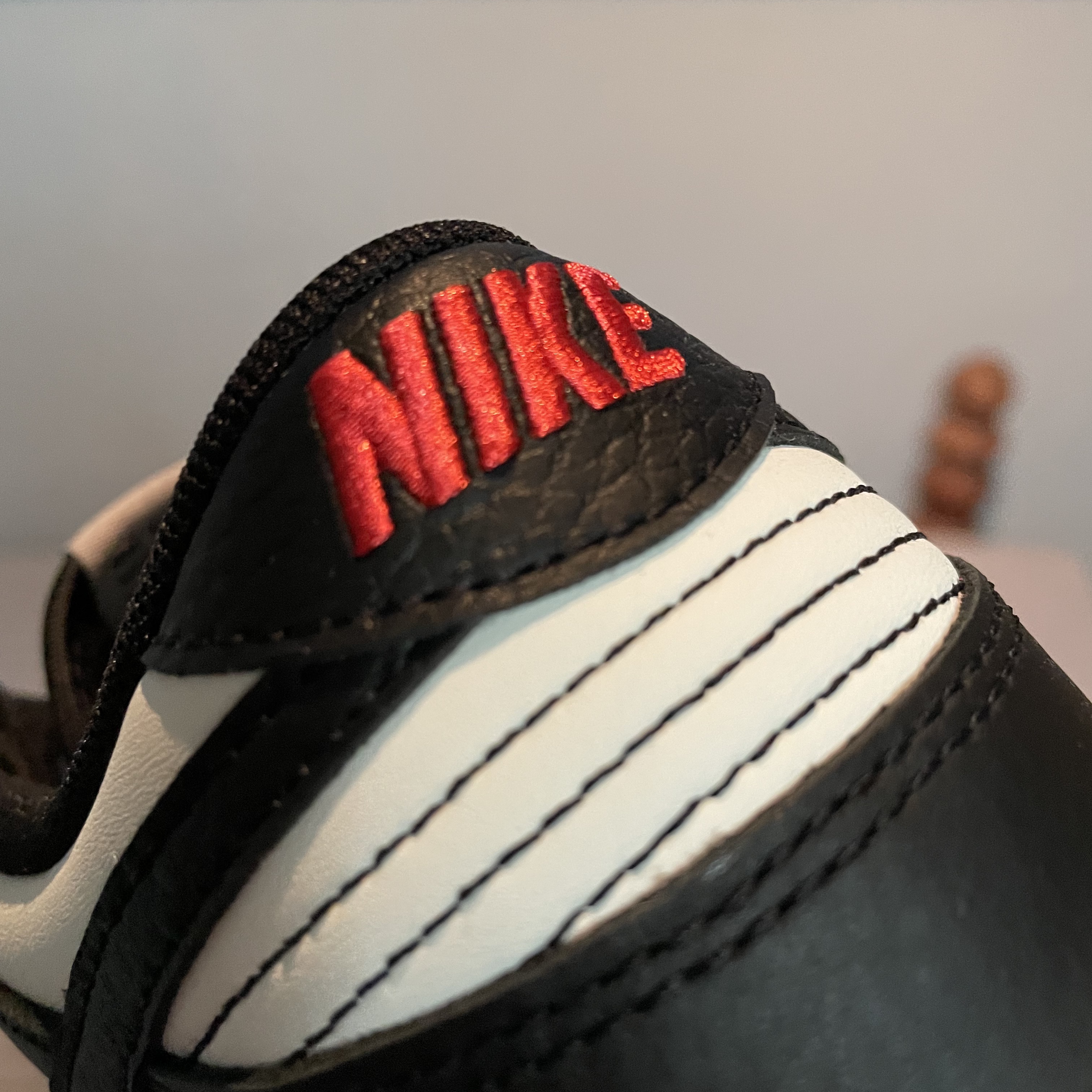 Nike x NBA Dunk Low Retro EMB Black and Chile Red 착용 스타일 - 2