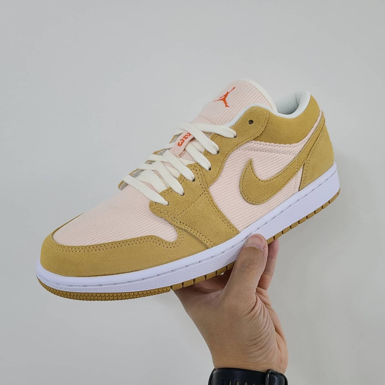 (W) Jordan 1 Low SE Corduroy Tan 착용 스타일 - 1