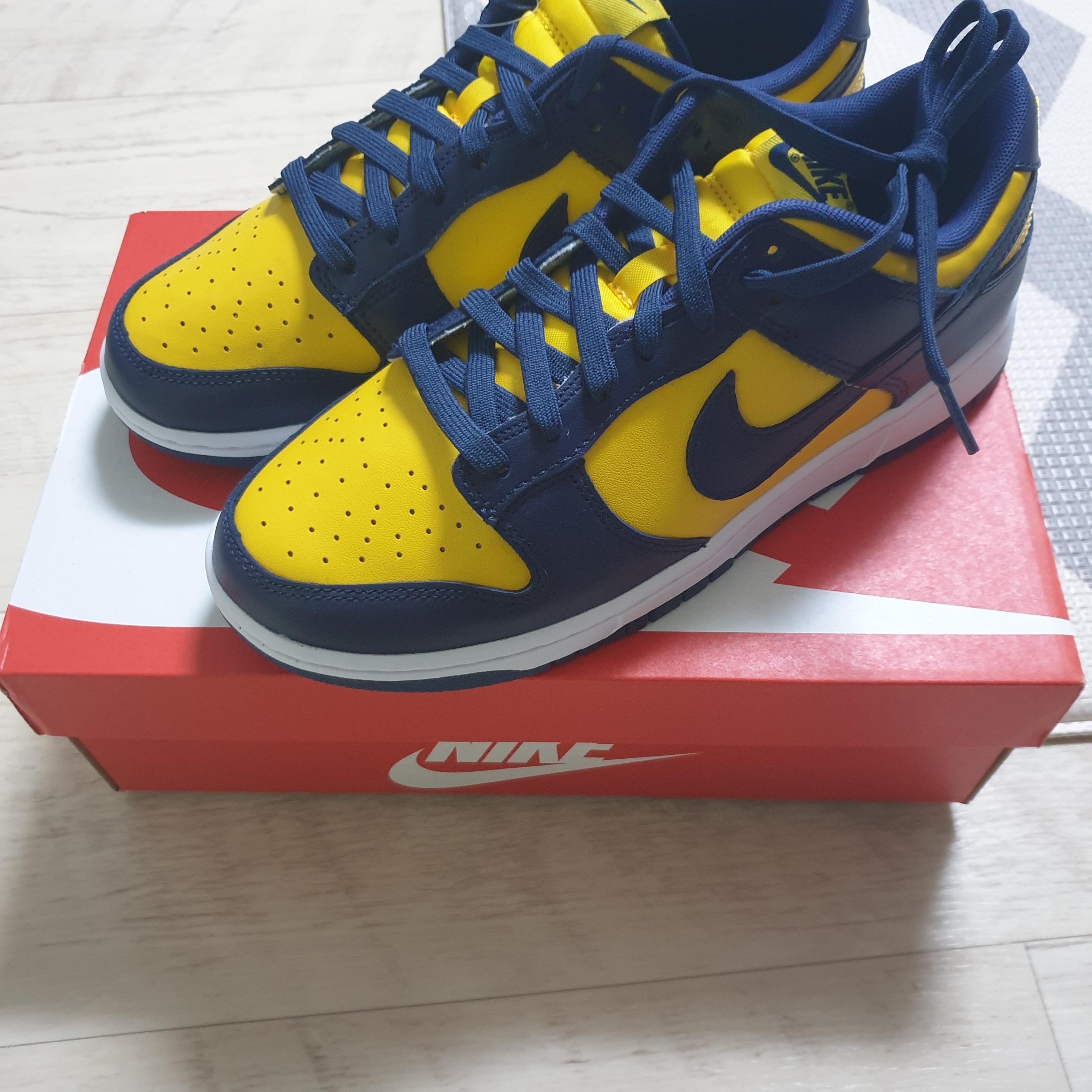Nike Dunk Low Retro Varsity Maize 착용 스타일