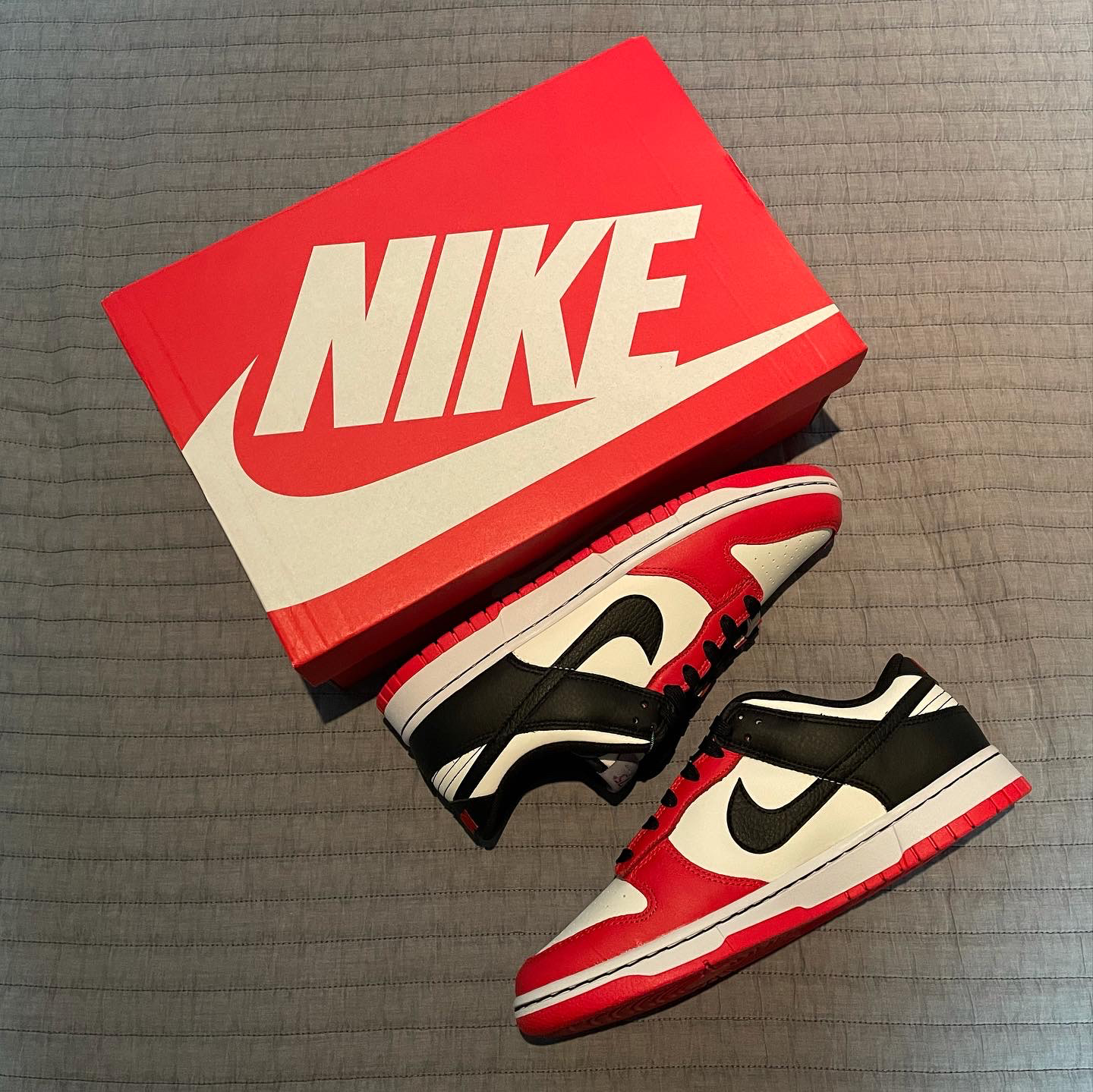 Nike x NBA Dunk Low Retro EMB Black and Chile Red 착용 스타일 - 1