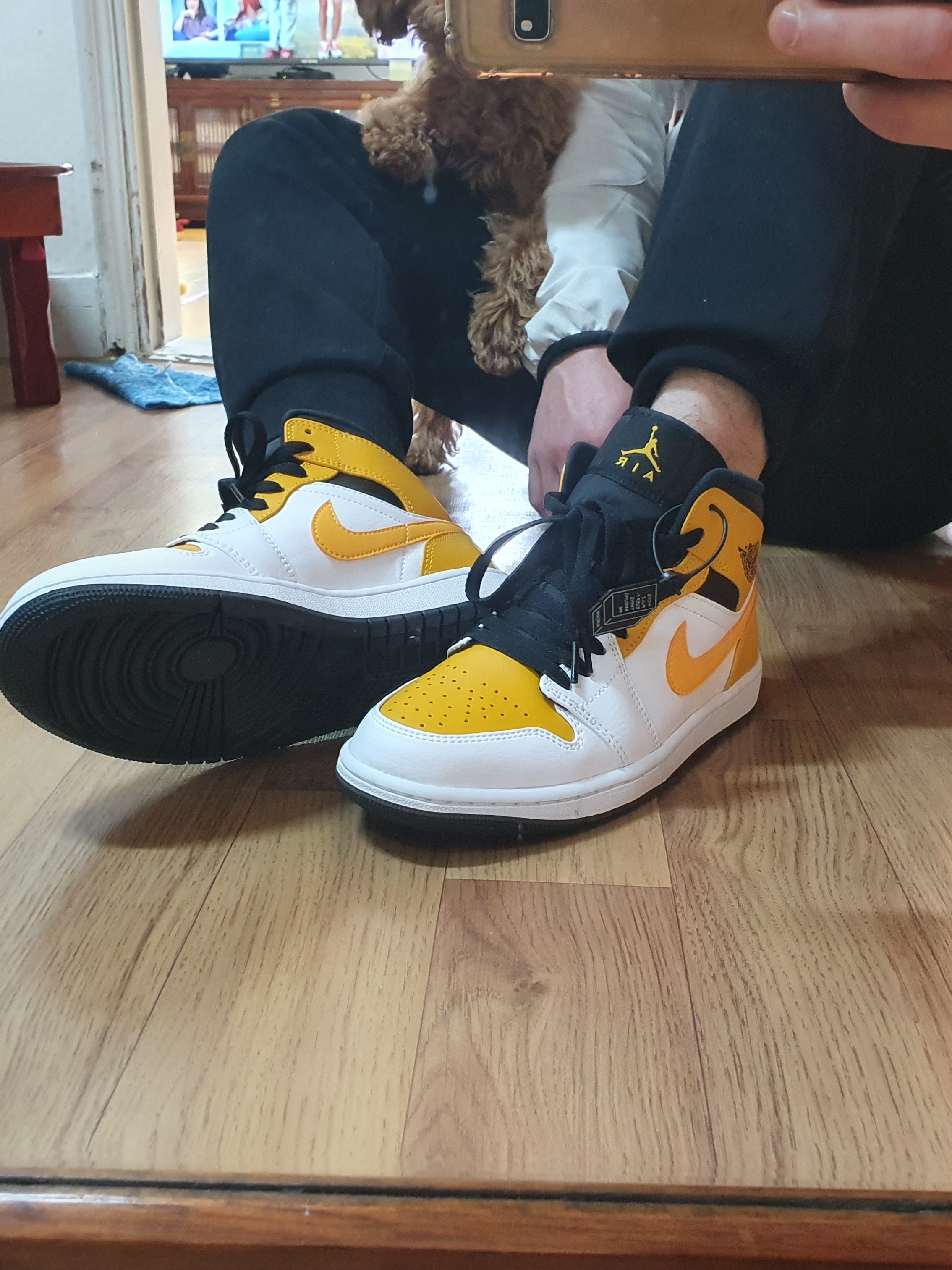Jordan 1 Mid White University Gold 착용 스타일