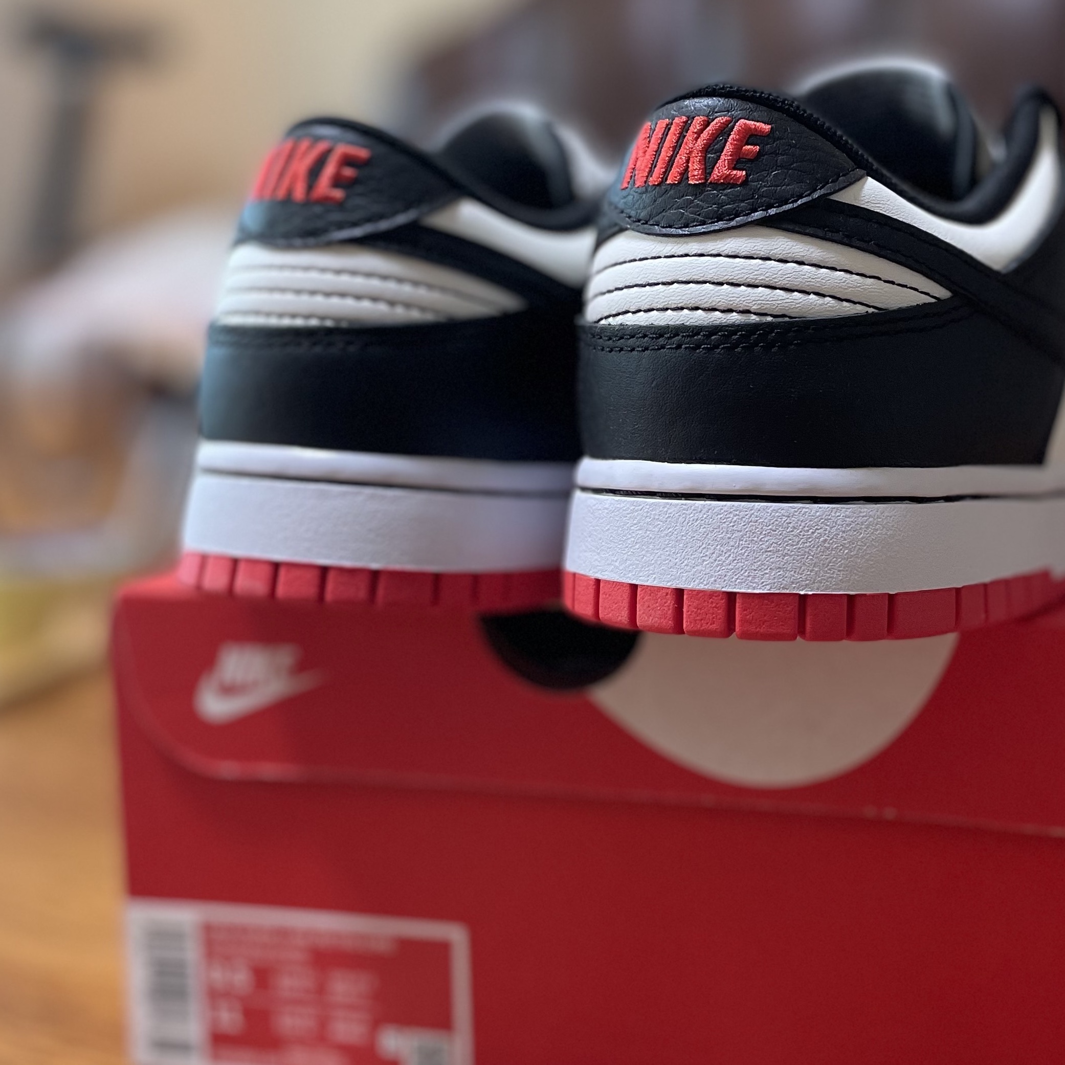 Nike x NBA Dunk Low Retro EMB Black and Chile Red 착용 스타일 - 3