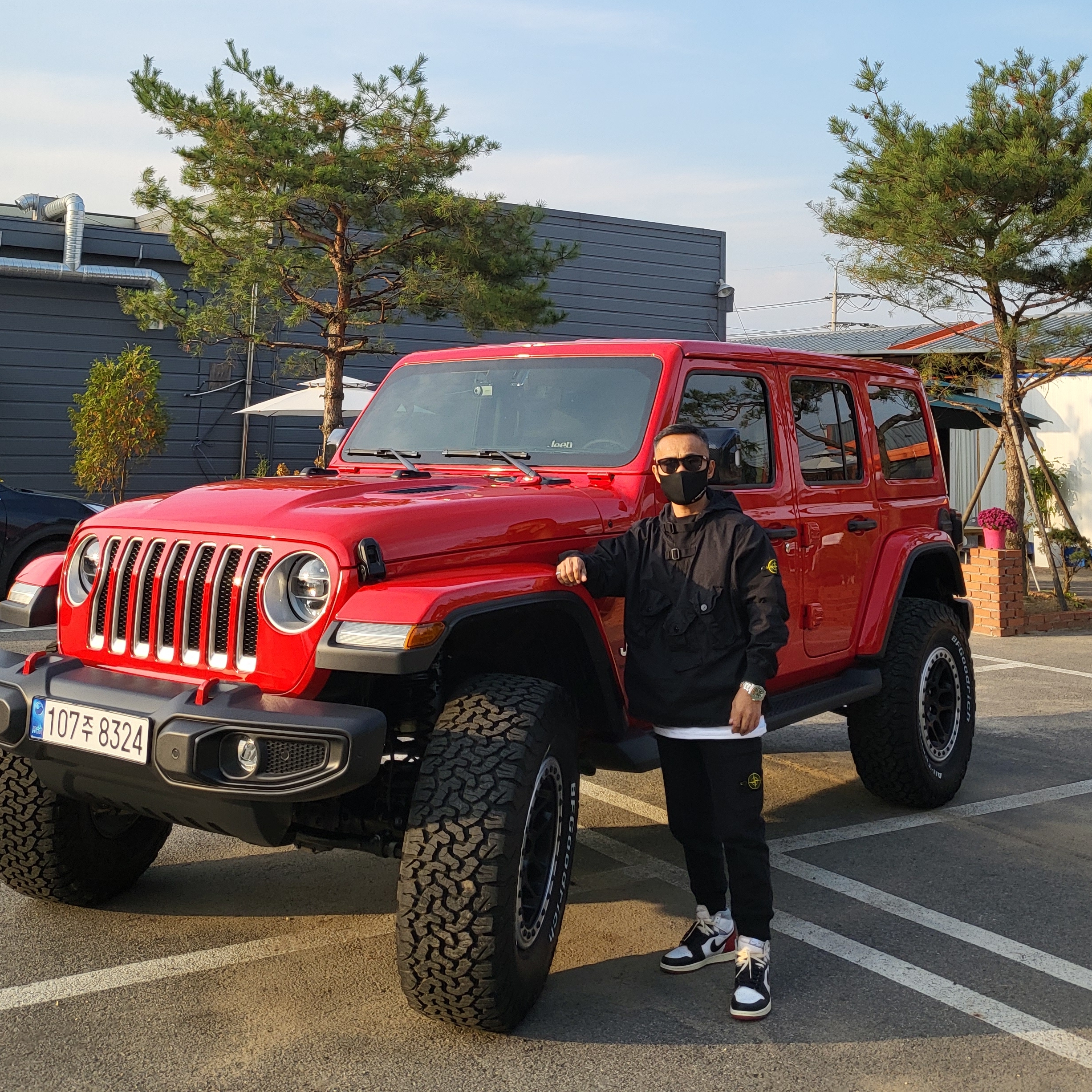 Jordan 1 x Union Retro High Black Toe, Stone Island 313L1 Old Dye Treatment Cargo Pants Black - 21FW 착용 스타일 - 1