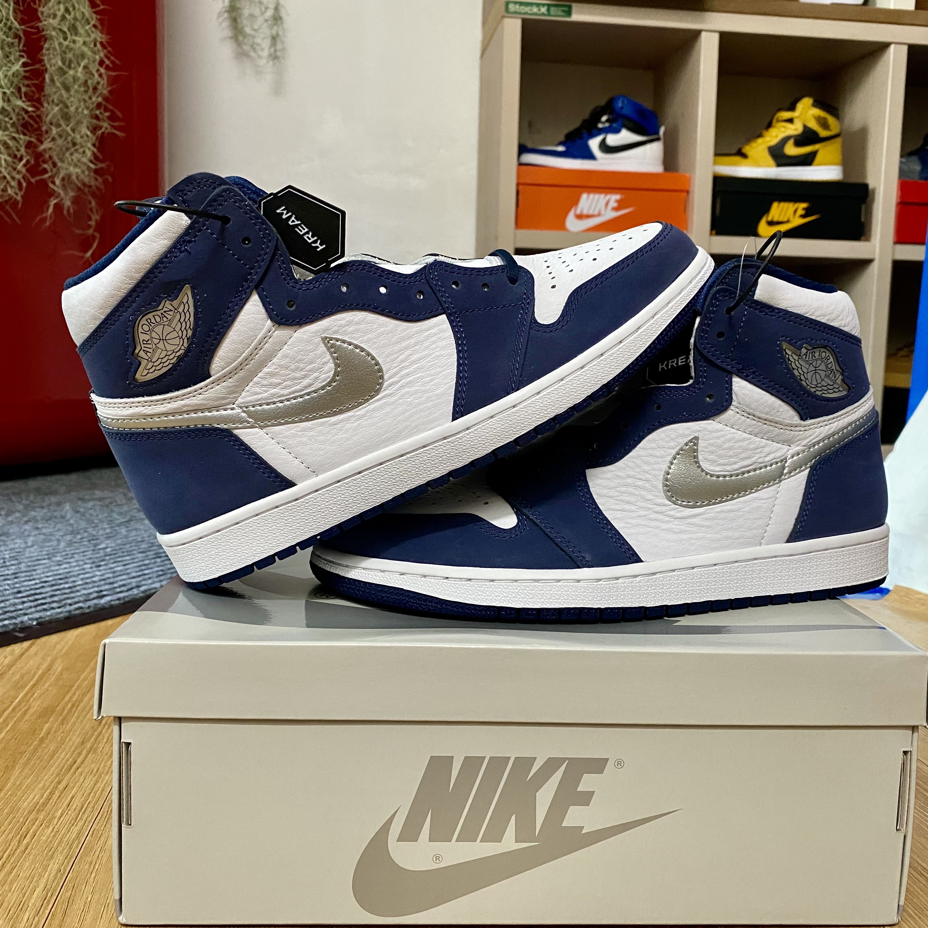 Gucci Rhyton Leather Sneakers Logo, Jordan 1 x Travis Scott x Fragment Retro Low OG SP Military Blue 착용 스타일 - 3