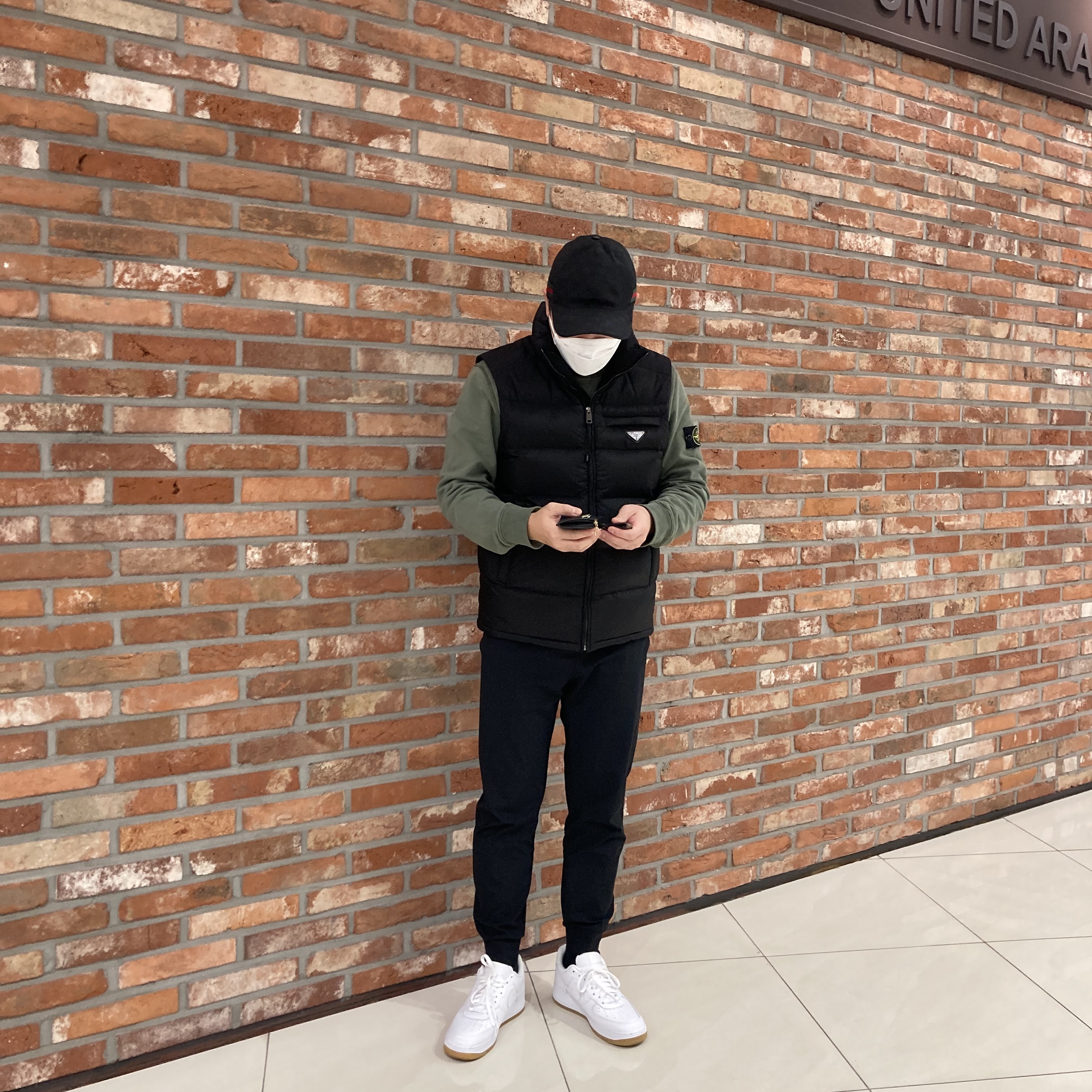 Stone Island 63051 Crewneck Sweatshirt Olive Green - 21SS, Nike Air Force 1 '07 White Gum Light Brown 착용 스타일 - 1