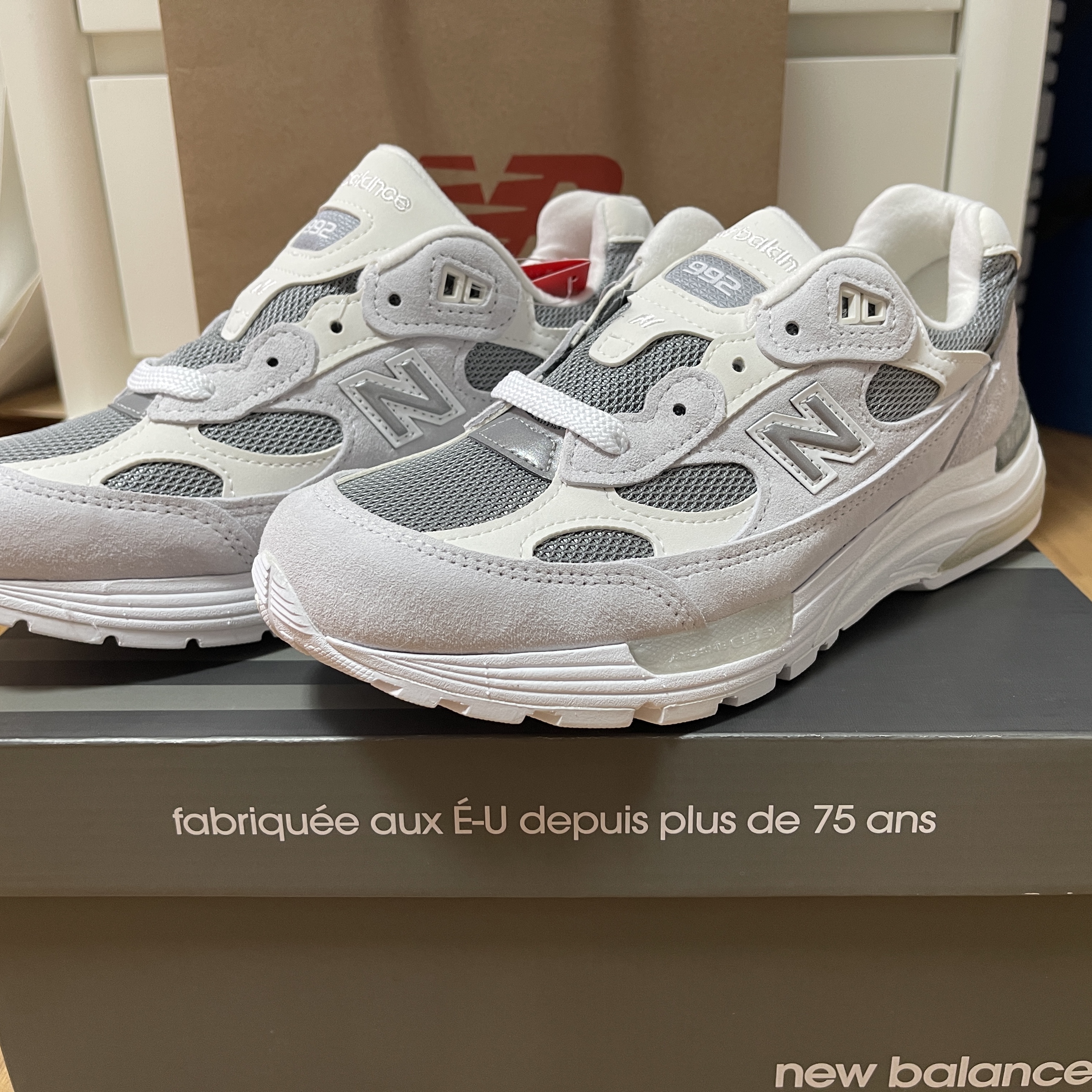 New Balance 992 Made in USA White Silver 착용 스타일 - 2