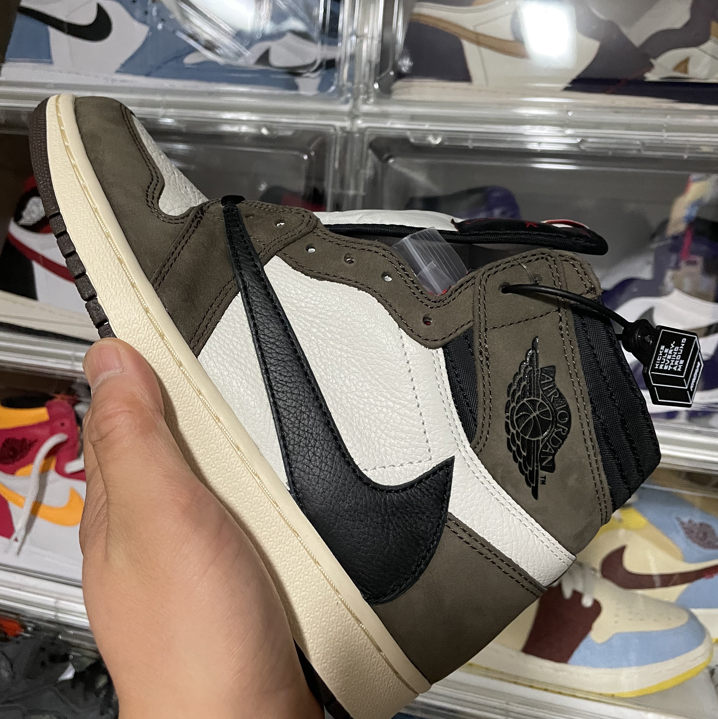 Jordan 1 x Travis Scott Retro High OG SP Mocha 착용 스타일 - 3
