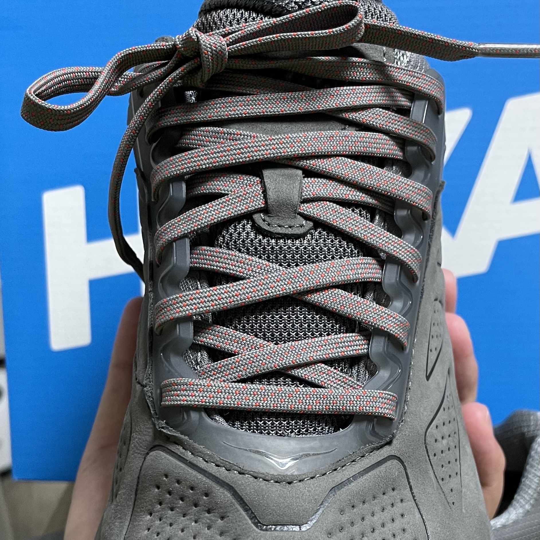 Hoka Challenger Low Gore-Tex Charcoal Grey 착용 스타일 - 2