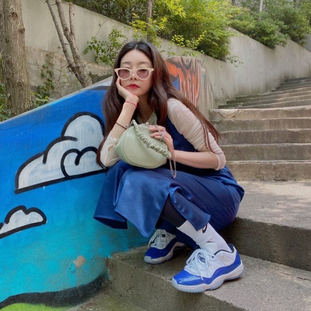 (W) Jordan 11 Retro Low Concord Sketch 착용 스타일 - 3