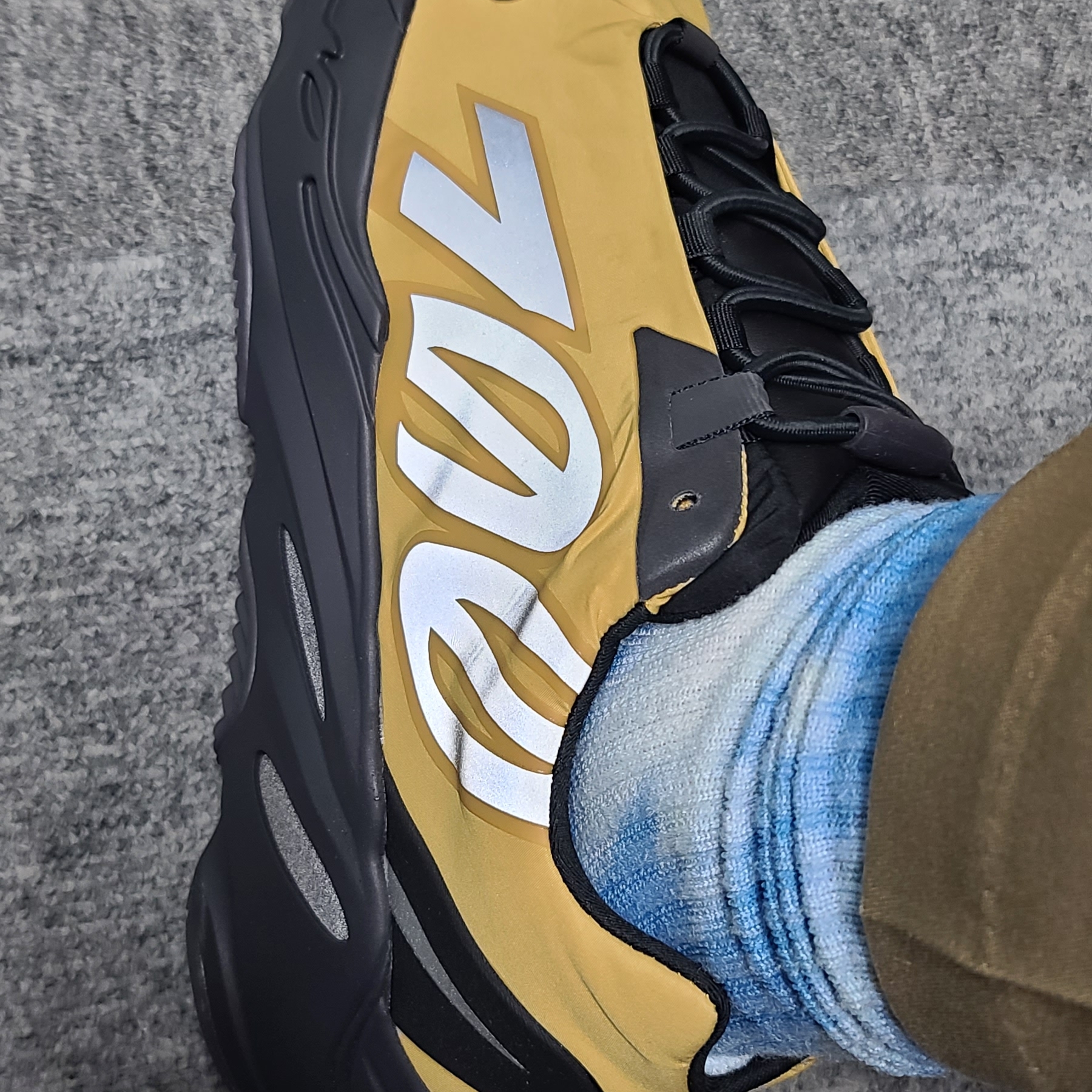 Adidas Yeezy Boost 700 MNVN Honey Flux 착용 스타일 - 2