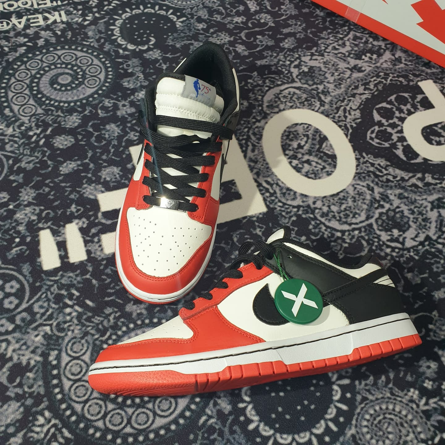 Nike x NBA Dunk Low Retro EMB Black and Chile Red 착용 스타일 - 1