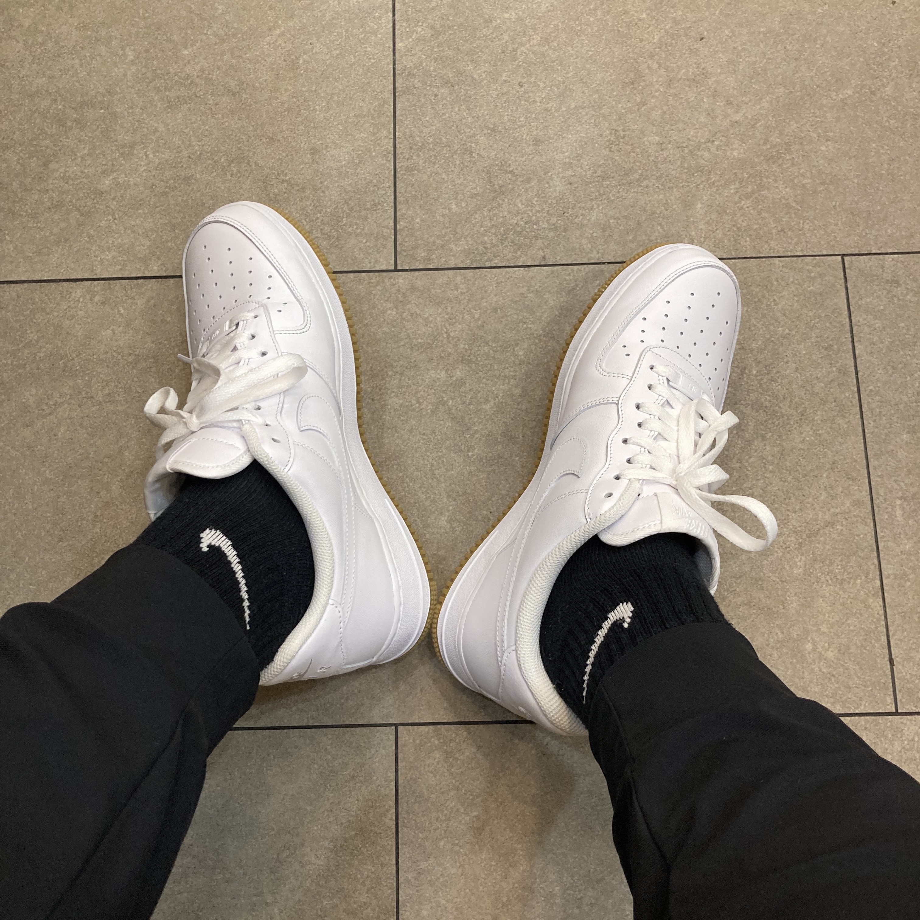 Stone Island 63051 Crewneck Sweatshirt Olive Green - 21SS, Nike Air Force 1 '07 White Gum Light Brown 착용 스타일 - 3