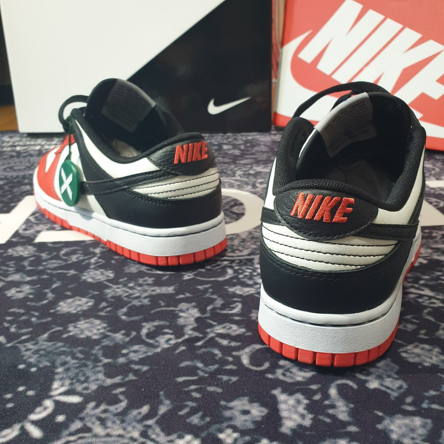 Nike x NBA Dunk Low Retro EMB Black and Chile Red 착용 스타일 - 5