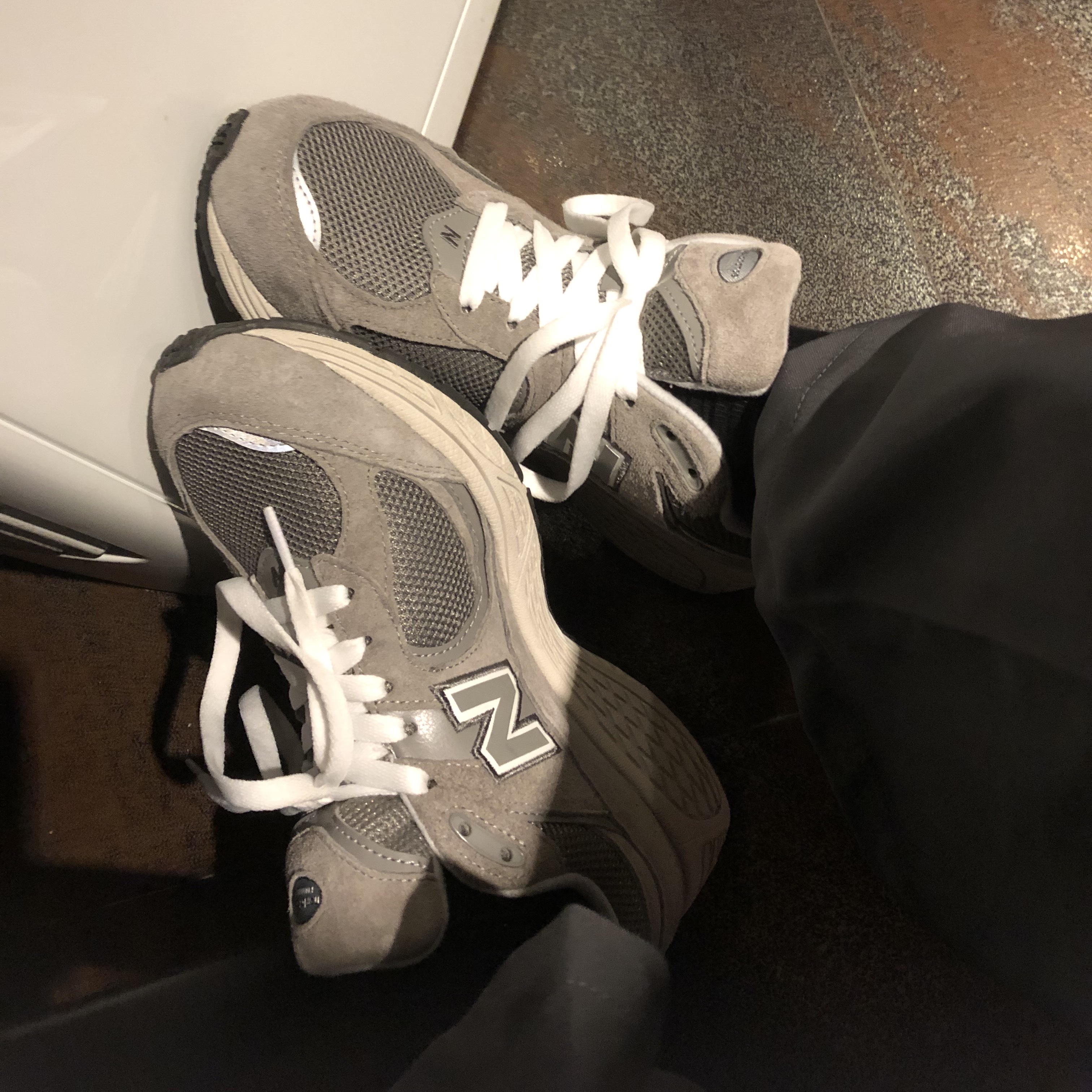 New Balance 2002R Grey 착용 스타일