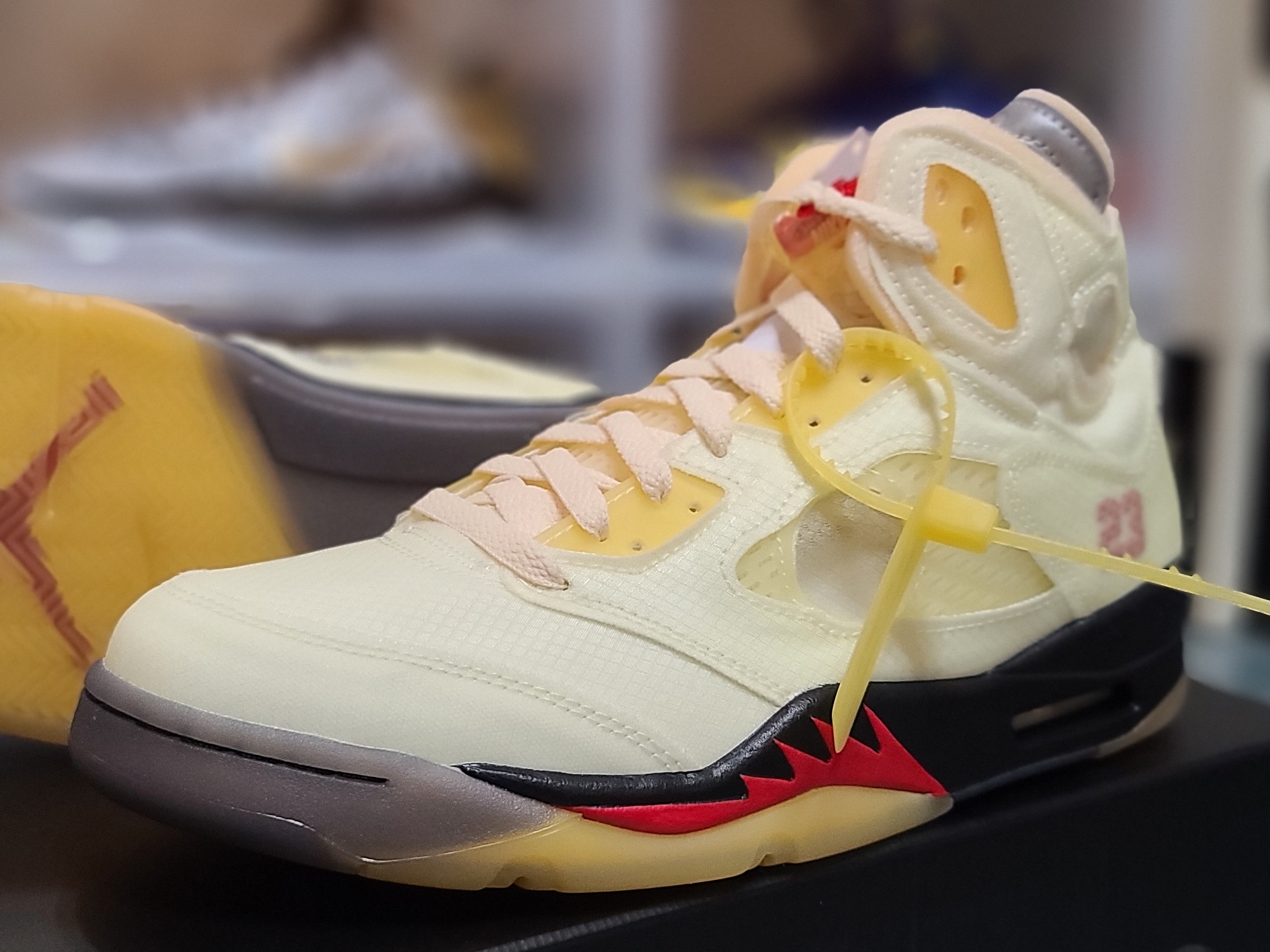 Jordan 5 x Off-White Retro SP Sail Fire Red, Nike x Undefeated Kobe 4 Protro Phoenix Suns 착용 스타일 - 1