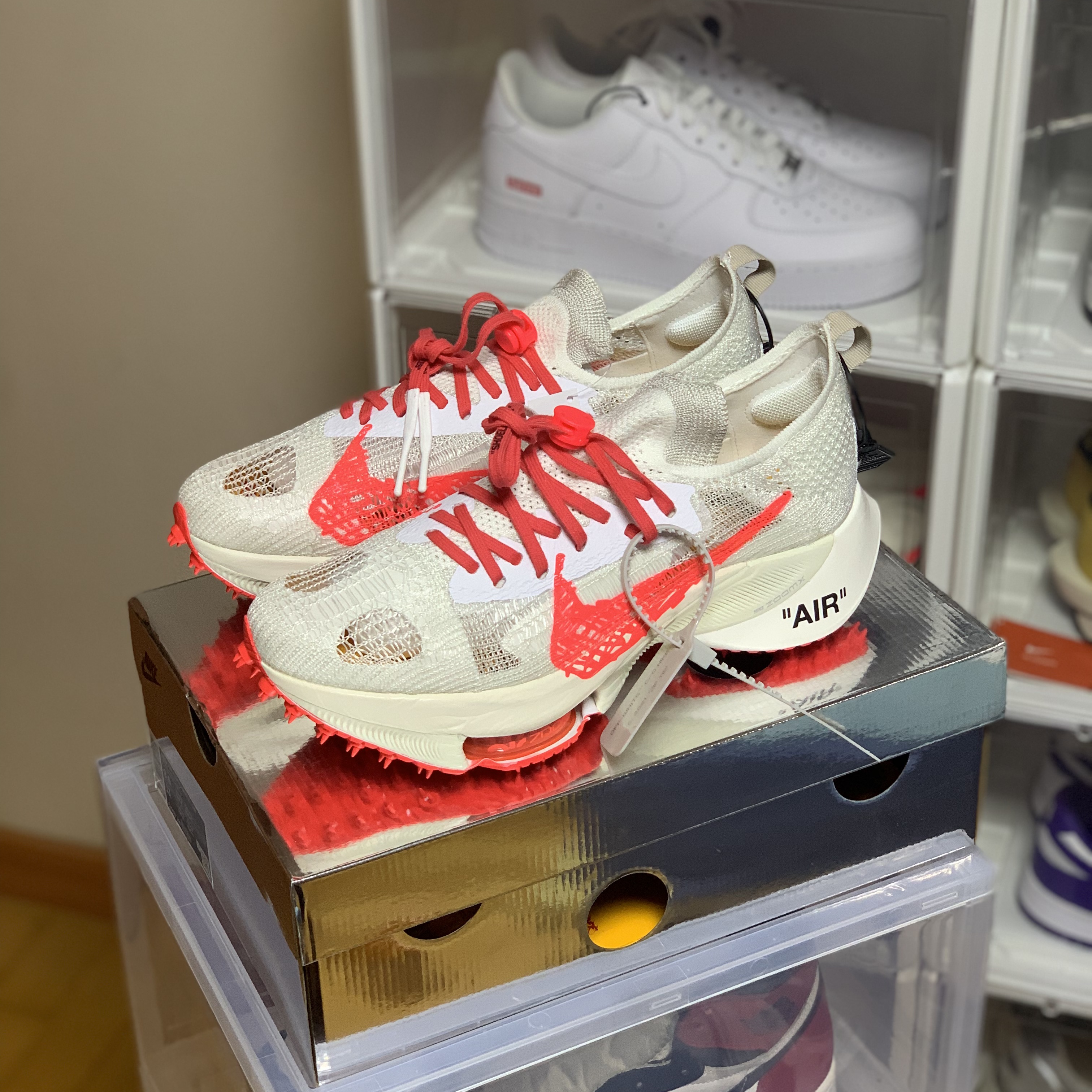 Nike x Off-White Air Zoom Tempo Next% Solar Red 착용 스타일