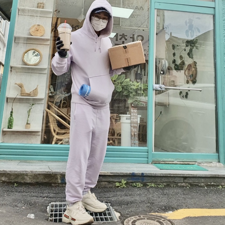 Gucci Rhyton Leather Sneakers Logo, Jordan 1 x Travis Scott x Fragment Retro Low OG SP Military Blue 착용 스타일 - 1