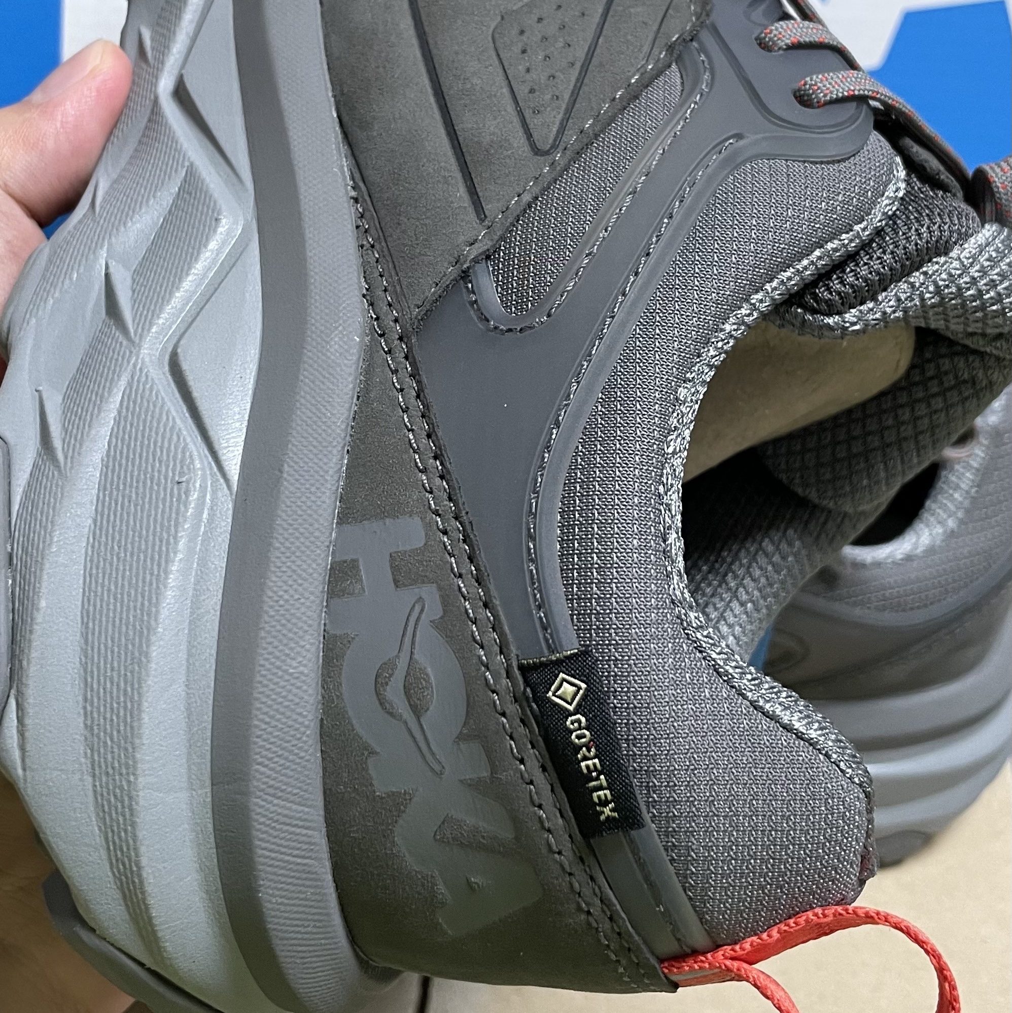 Hoka Challenger Low Gore-Tex Charcoal Grey 착용 스타일 - 3