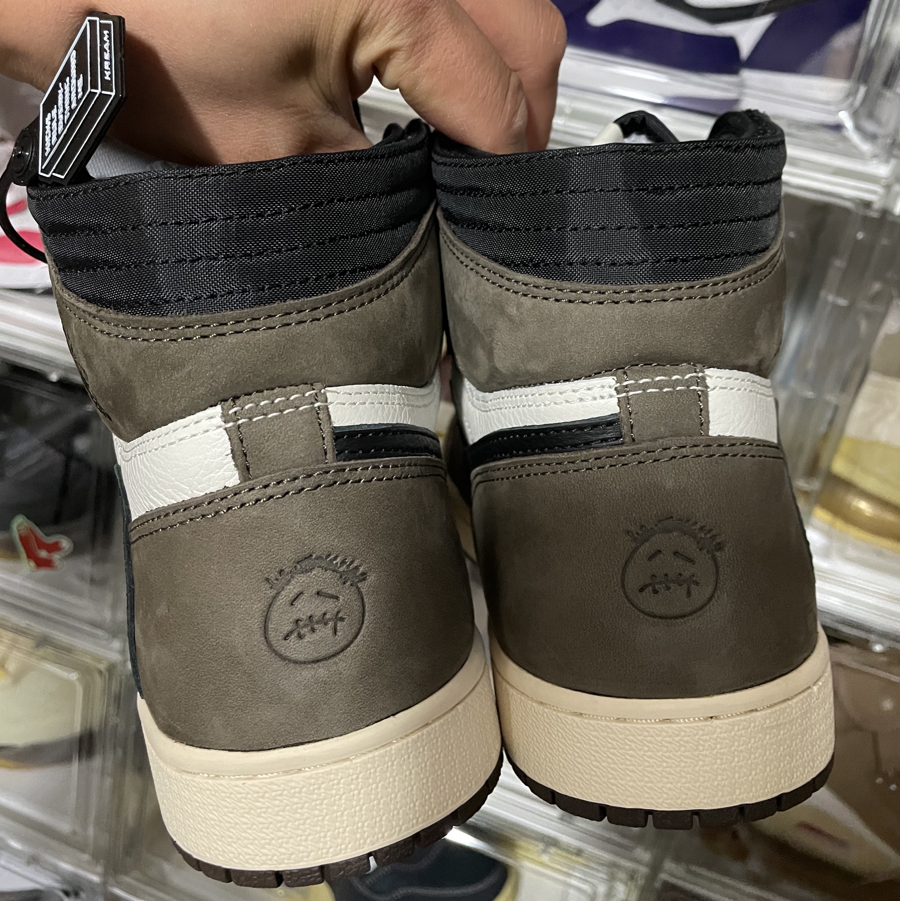 Jordan 1 x Travis Scott Retro High OG SP Mocha 착용 스타일 - 4