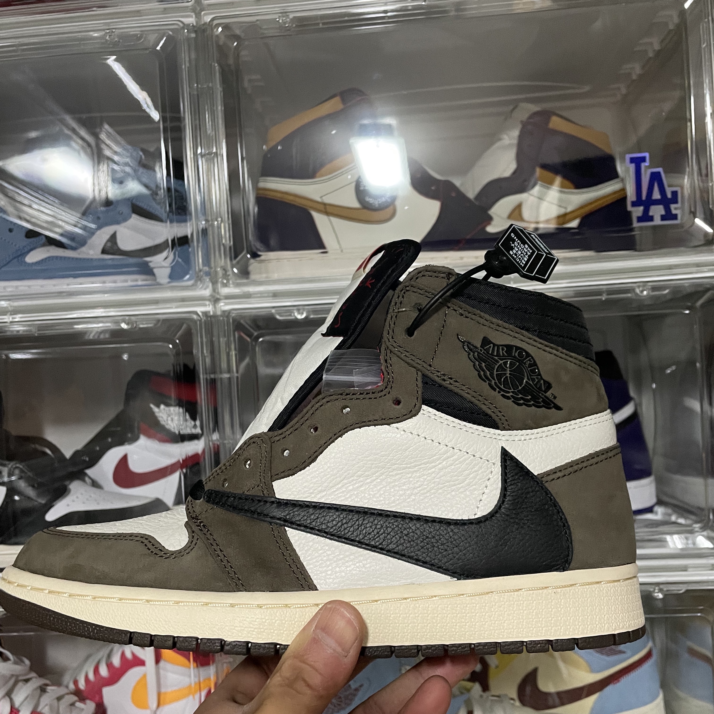 Jordan 1 x Travis Scott Retro High OG SP Mocha 착용 스타일 - 1