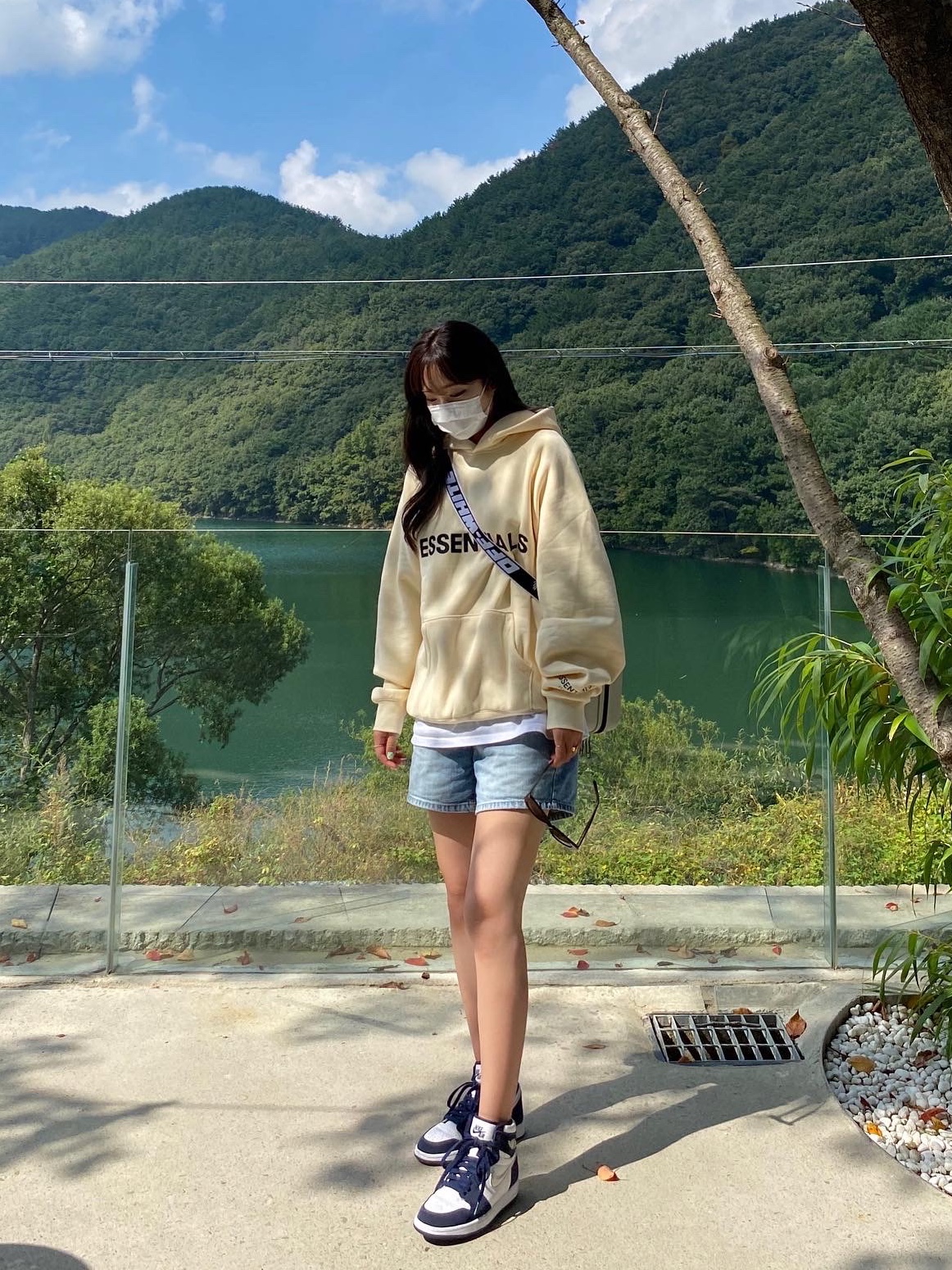 Essentials 3D Silicon Applique Pullover Hoodie Buttercream 2020, (GS) Jordan 1 Retro High OG CO.JP Midnight Navy 착용 스타일
