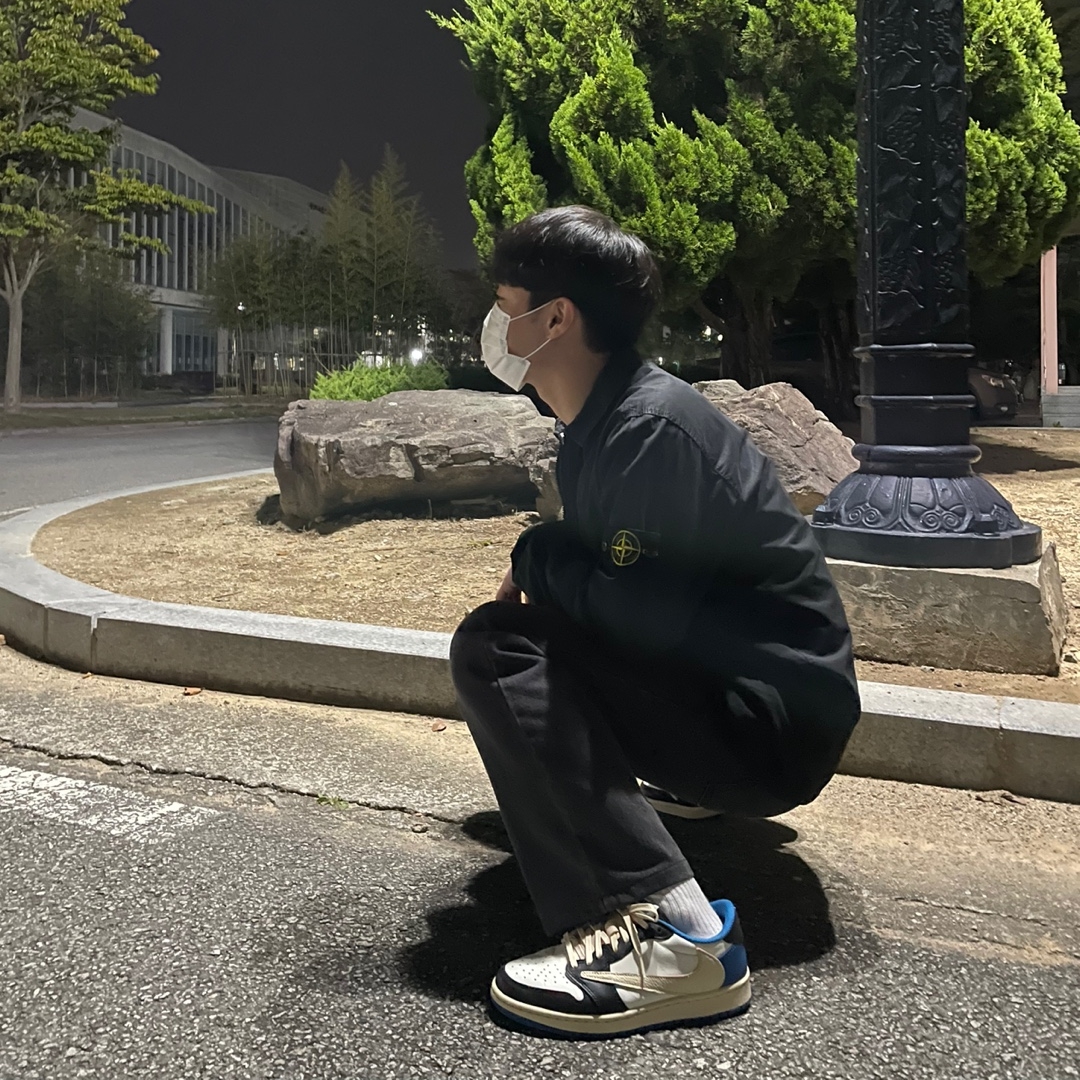 Jordan 1 x Travis Scott x Fragment Retro Low OG SP Military Blue, Stone Island 113WN T.CO+OLD Overshirt Black - 21FW 착용 스타일