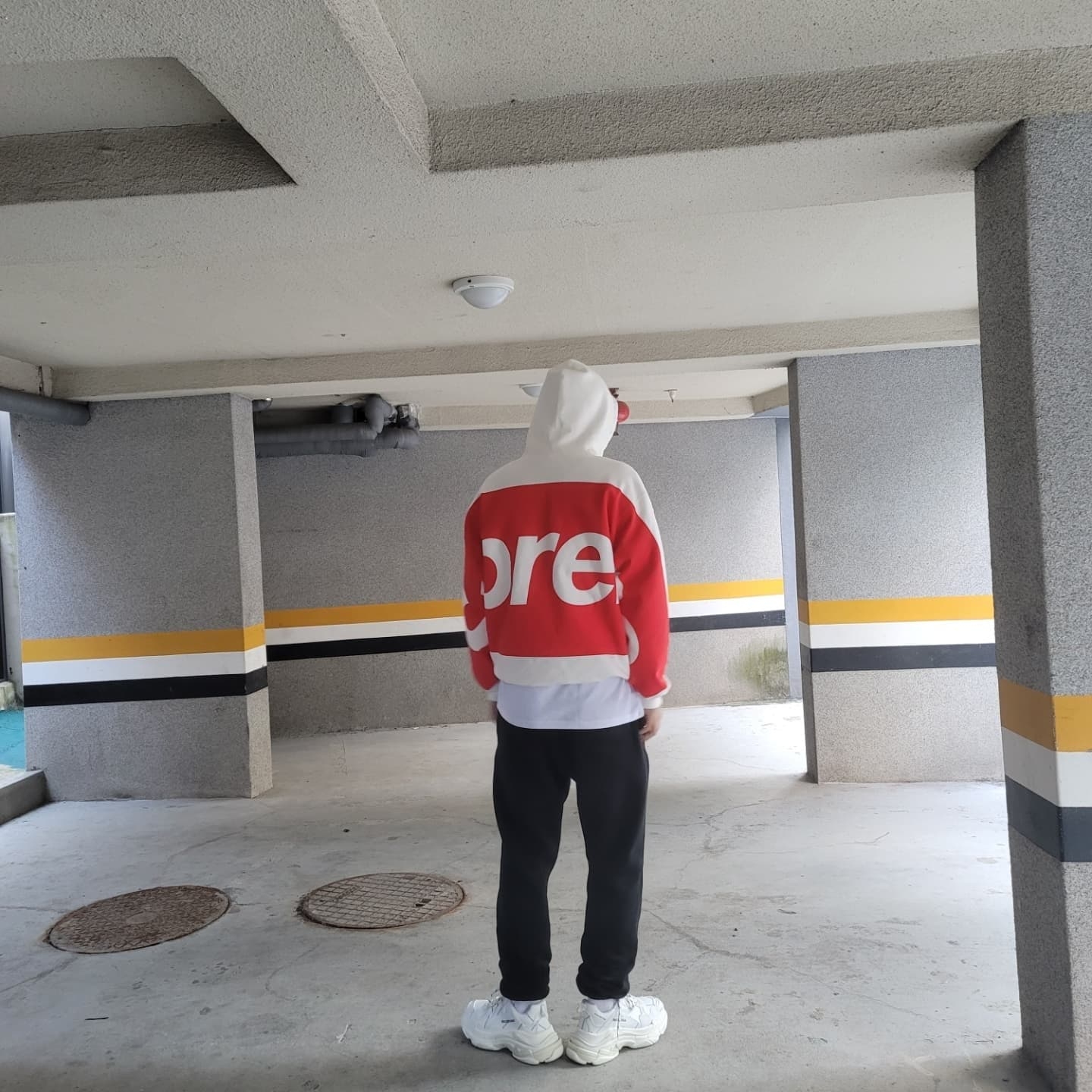 Supreme Big Logo Hooded Sweatshirt White - 21SS, Essentials Sweatpants Black - 21SS 착용 스타일 - 2