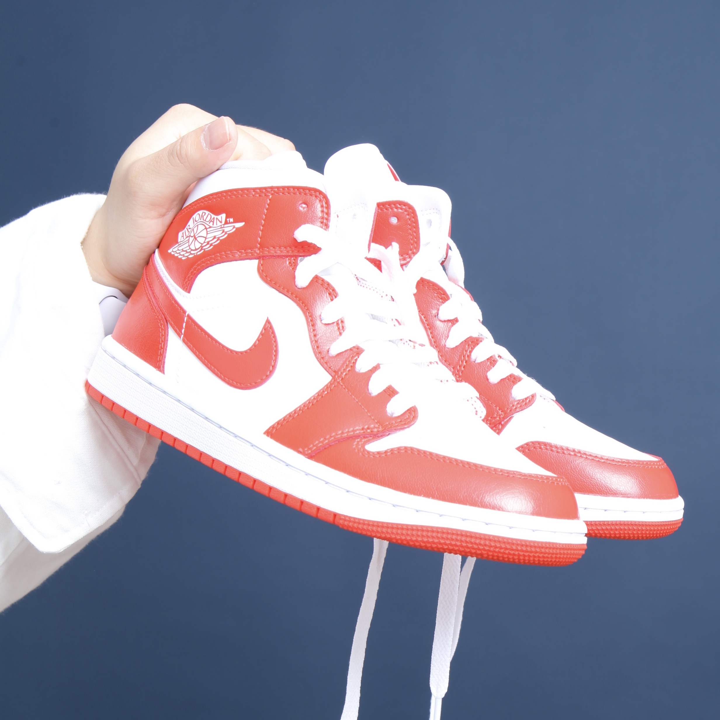 (W) Jordan 1 Mid Habanero Red 착용 스타일 - 1