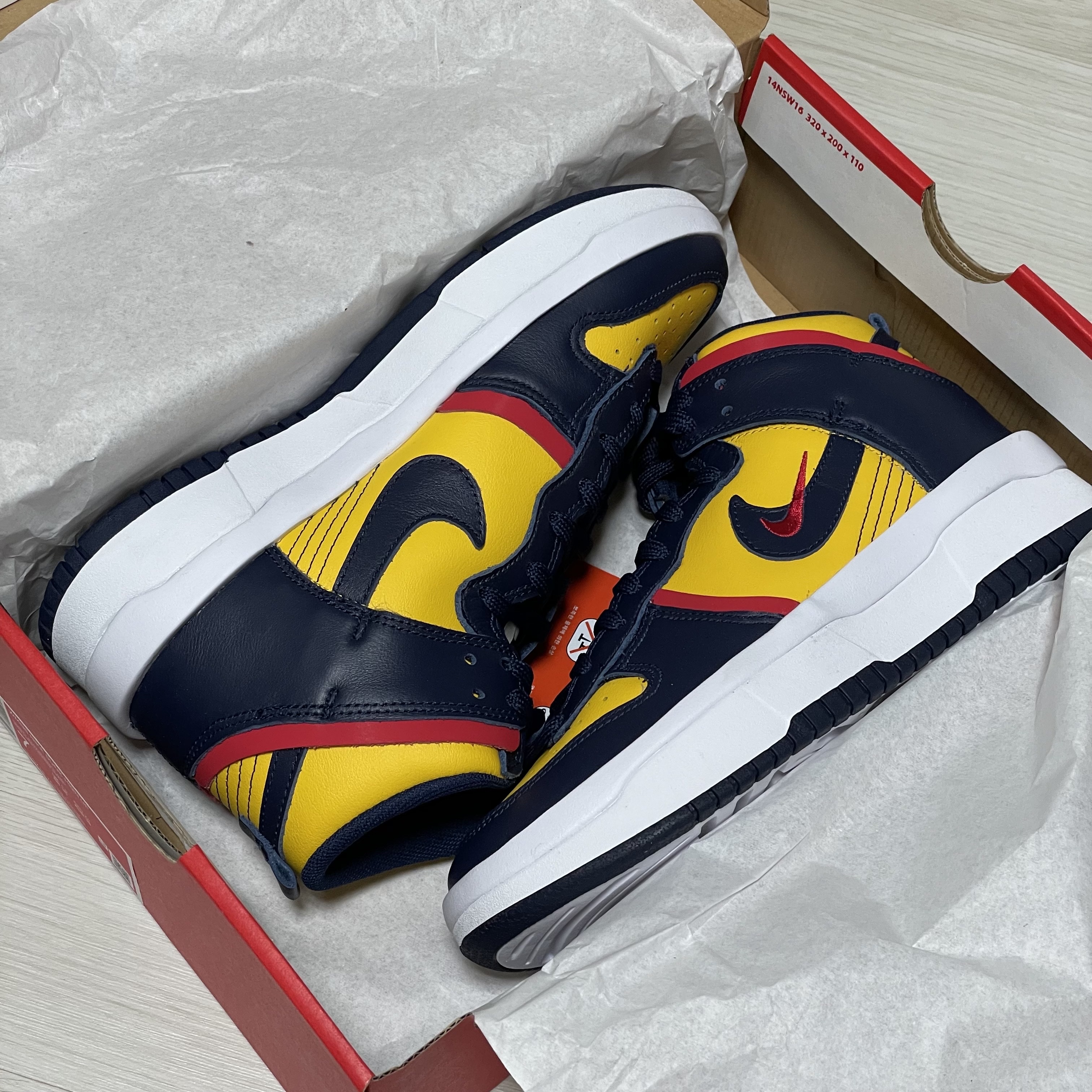 (W) Nike Dunk High Up Varsity Maize 착용 스타일