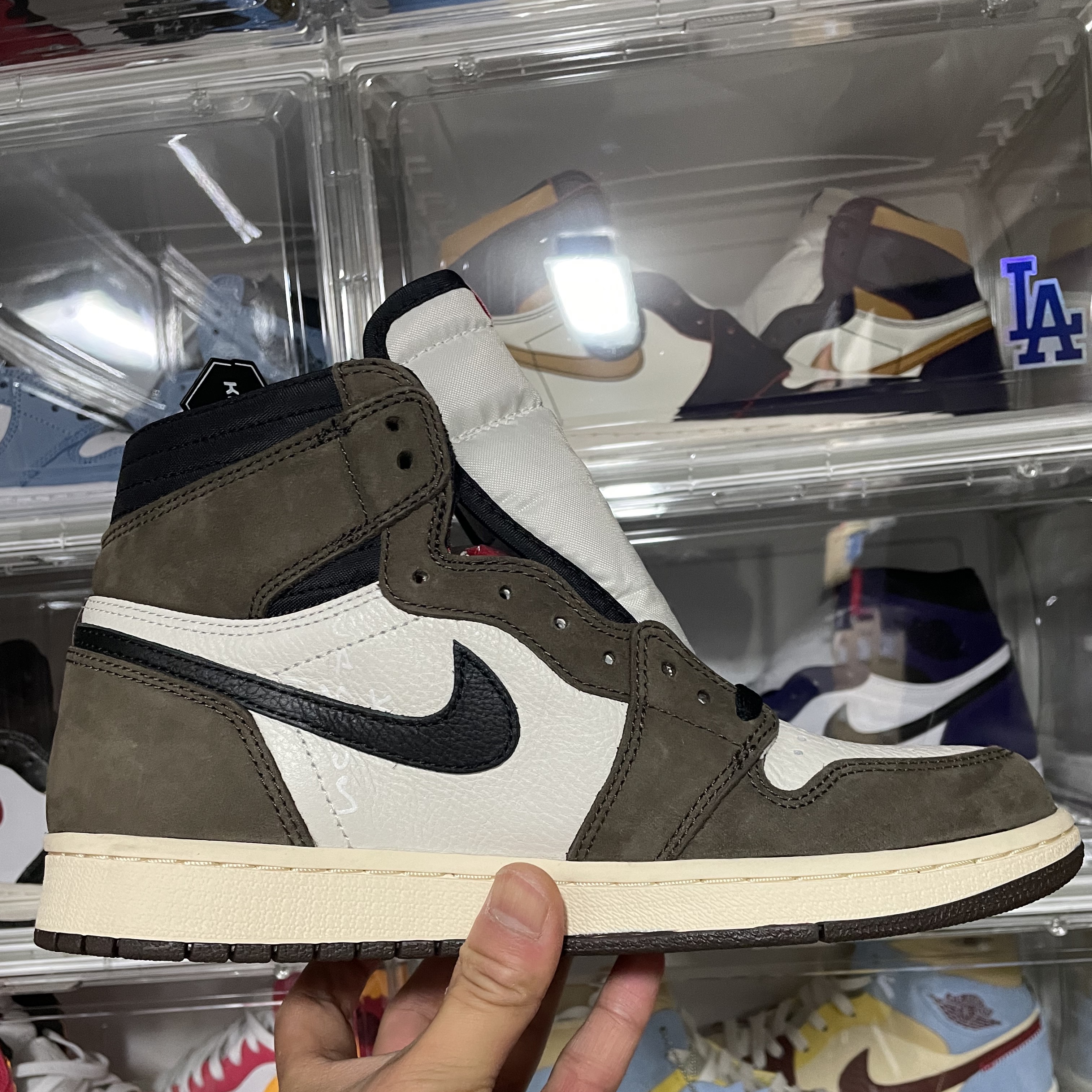 Jordan 1 x Travis Scott Retro High OG SP Mocha 착용 스타일 - 2