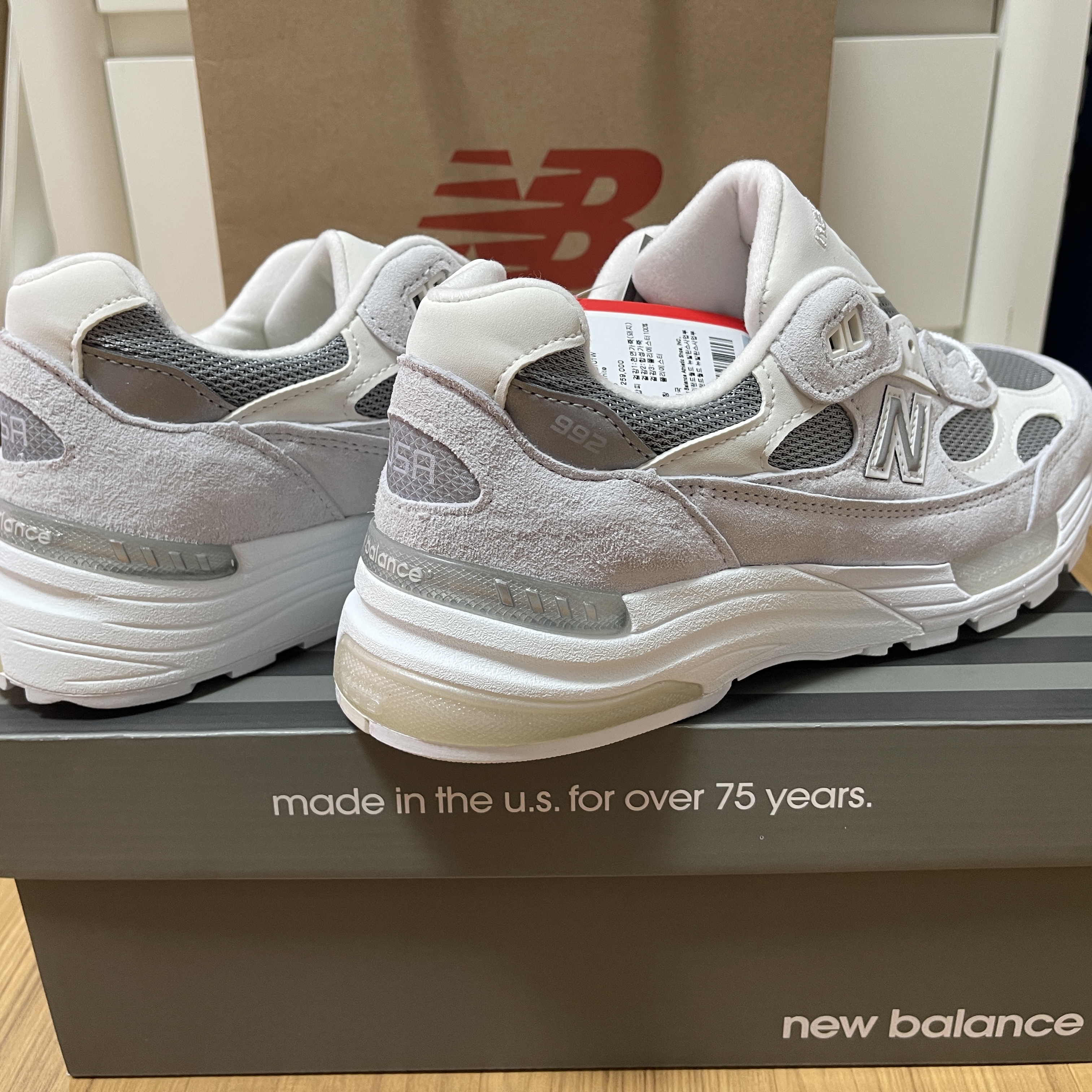 New Balance 992 Made in USA White Silver 착용 스타일 - 3
