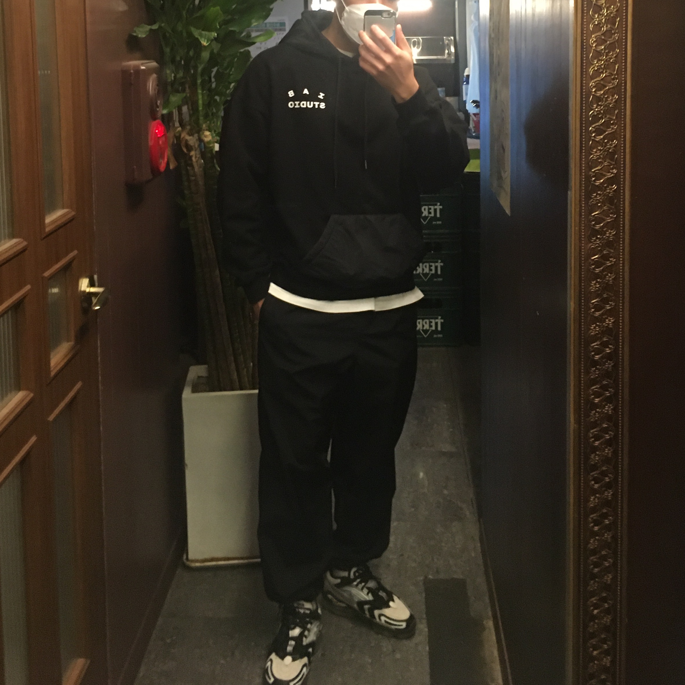 IAB Studio Woven Hoodie Black 착용 스타일