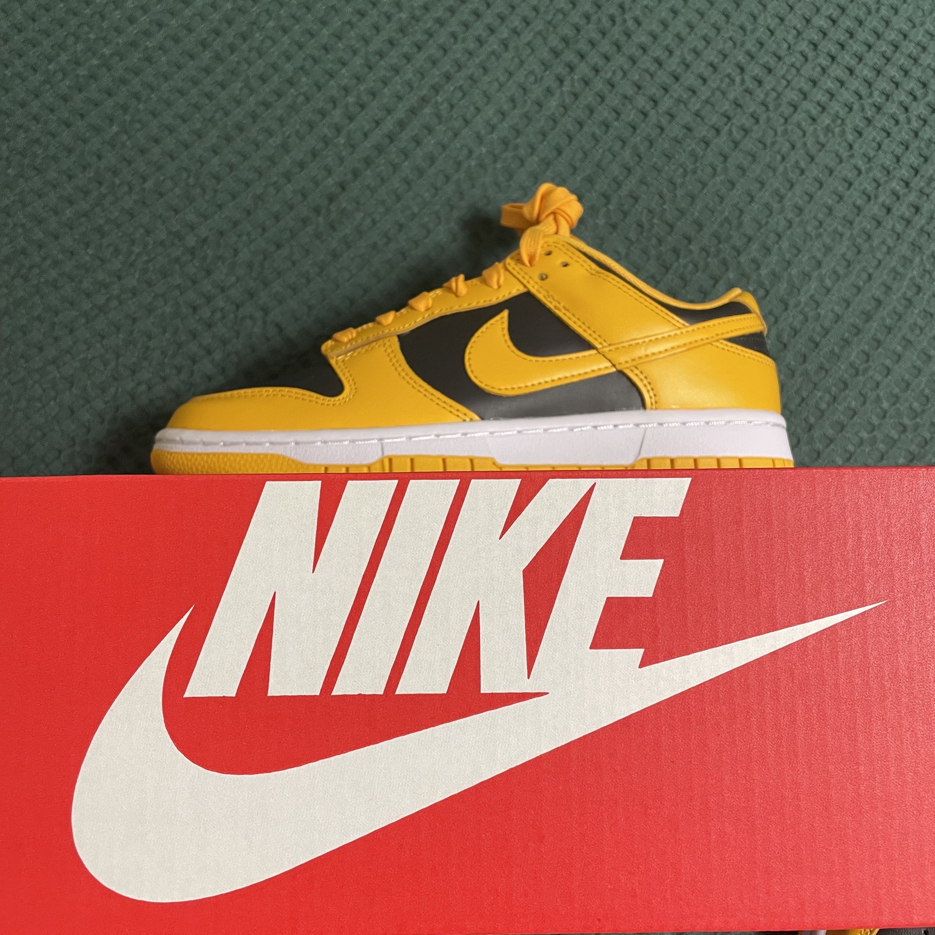 Nike Dunk Low Retro Championship Goldenrod 착용 스타일 - 2